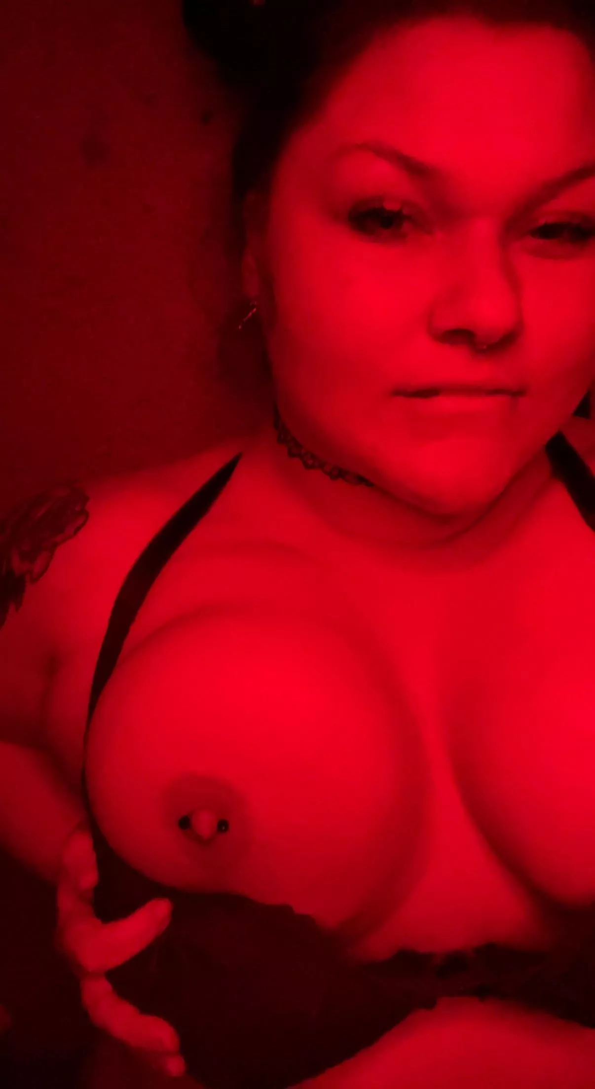 The red light keeps me hotâ€¦ and ready ðŸ¤¤