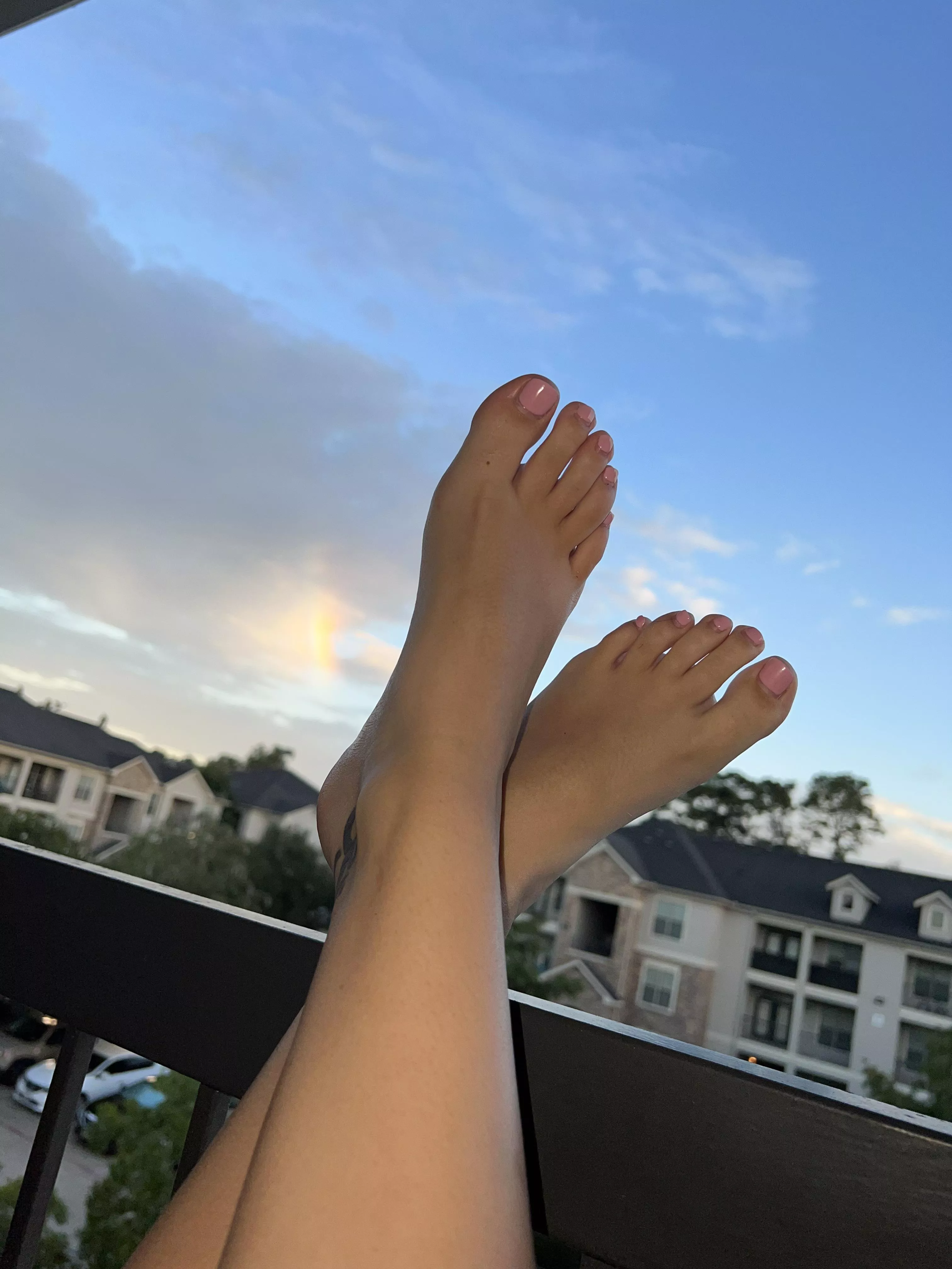 do you like my tiny feet? 😋