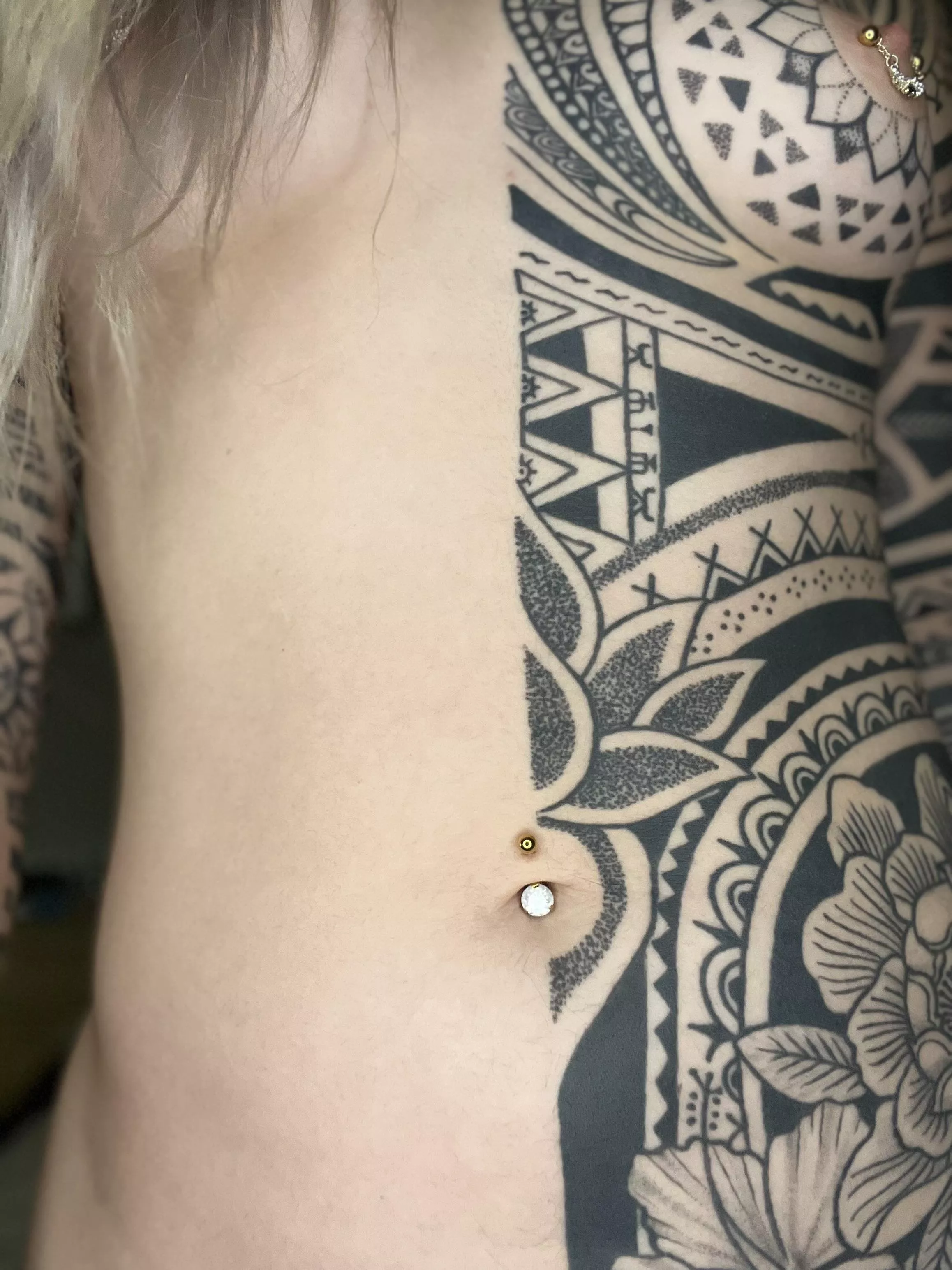 [IMG] Half-stomach tattooed