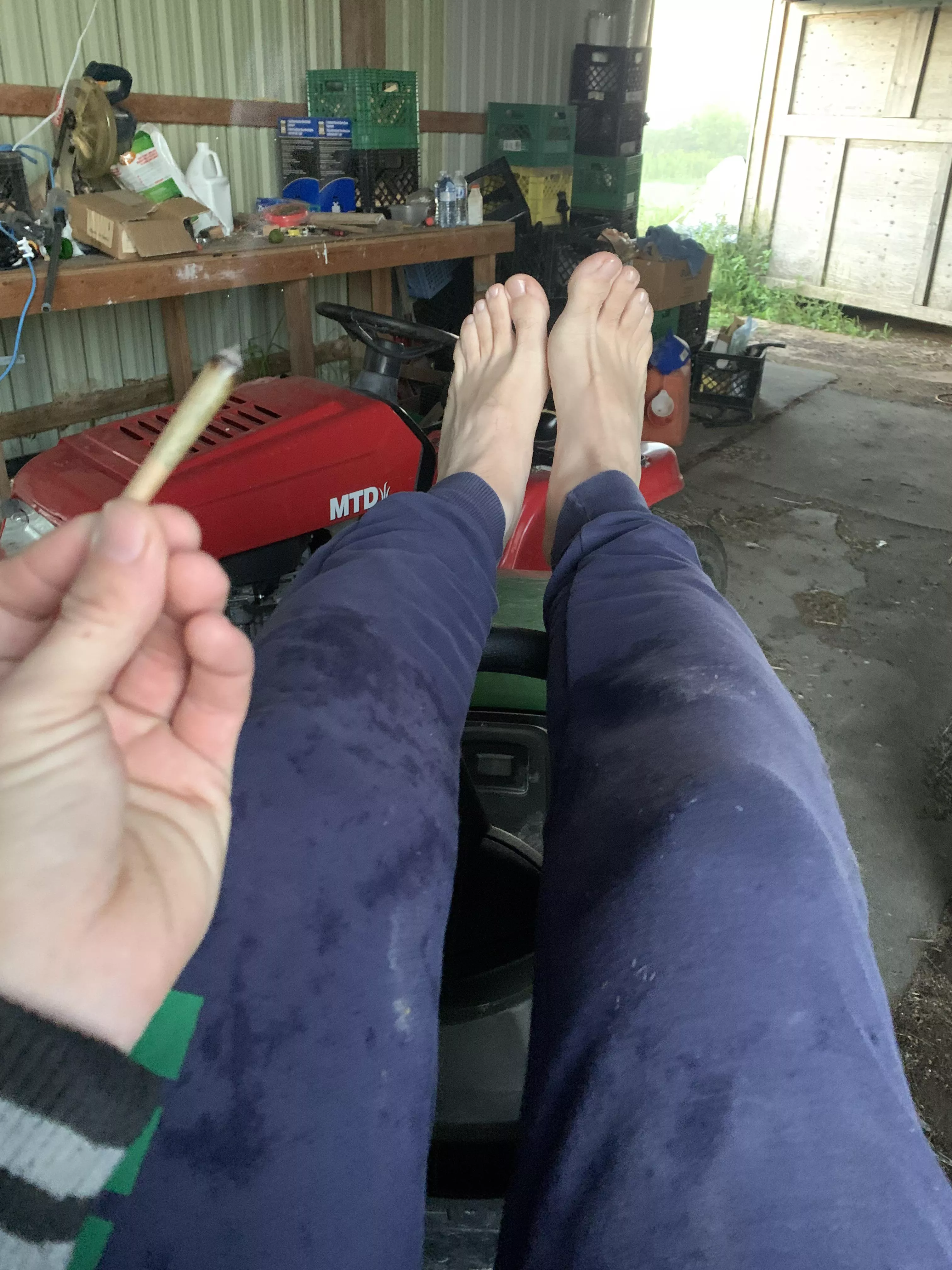 Barn chores break. Feet up and spliff. 👣💨