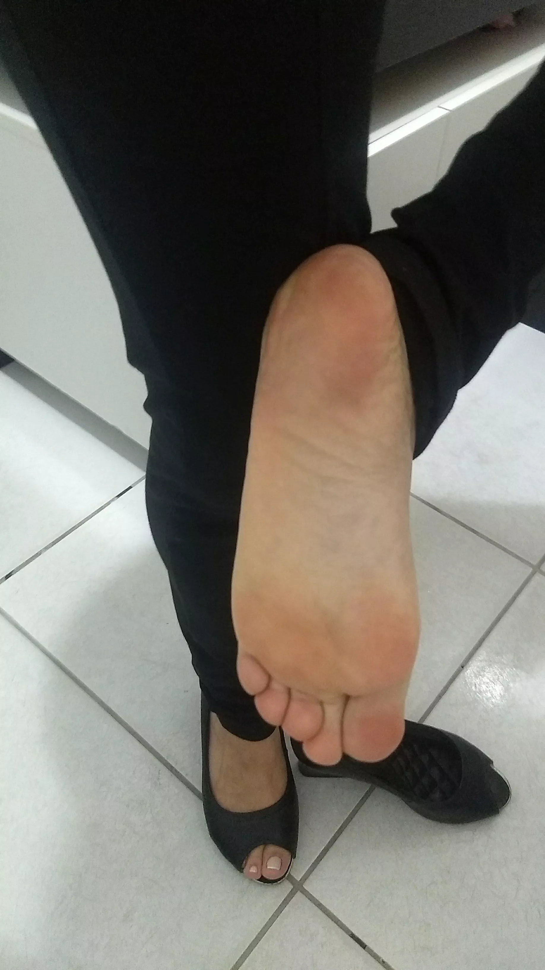 Sniff my smelly soles, now!