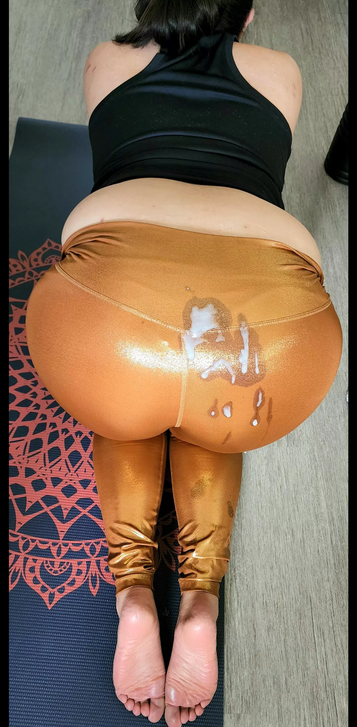 thick cumshot on shiny leggings (oc)