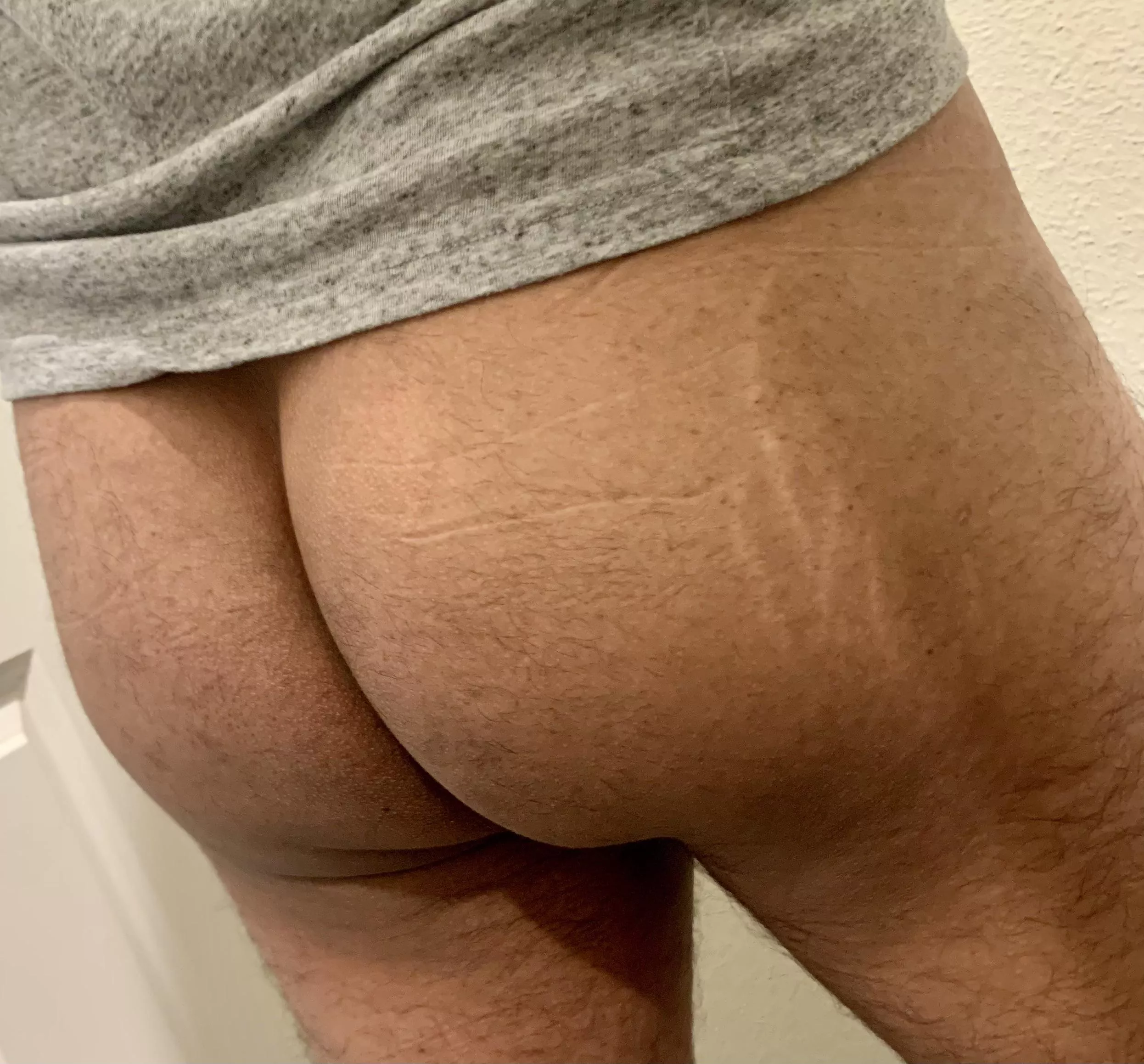 Who wants to Cum on my butt