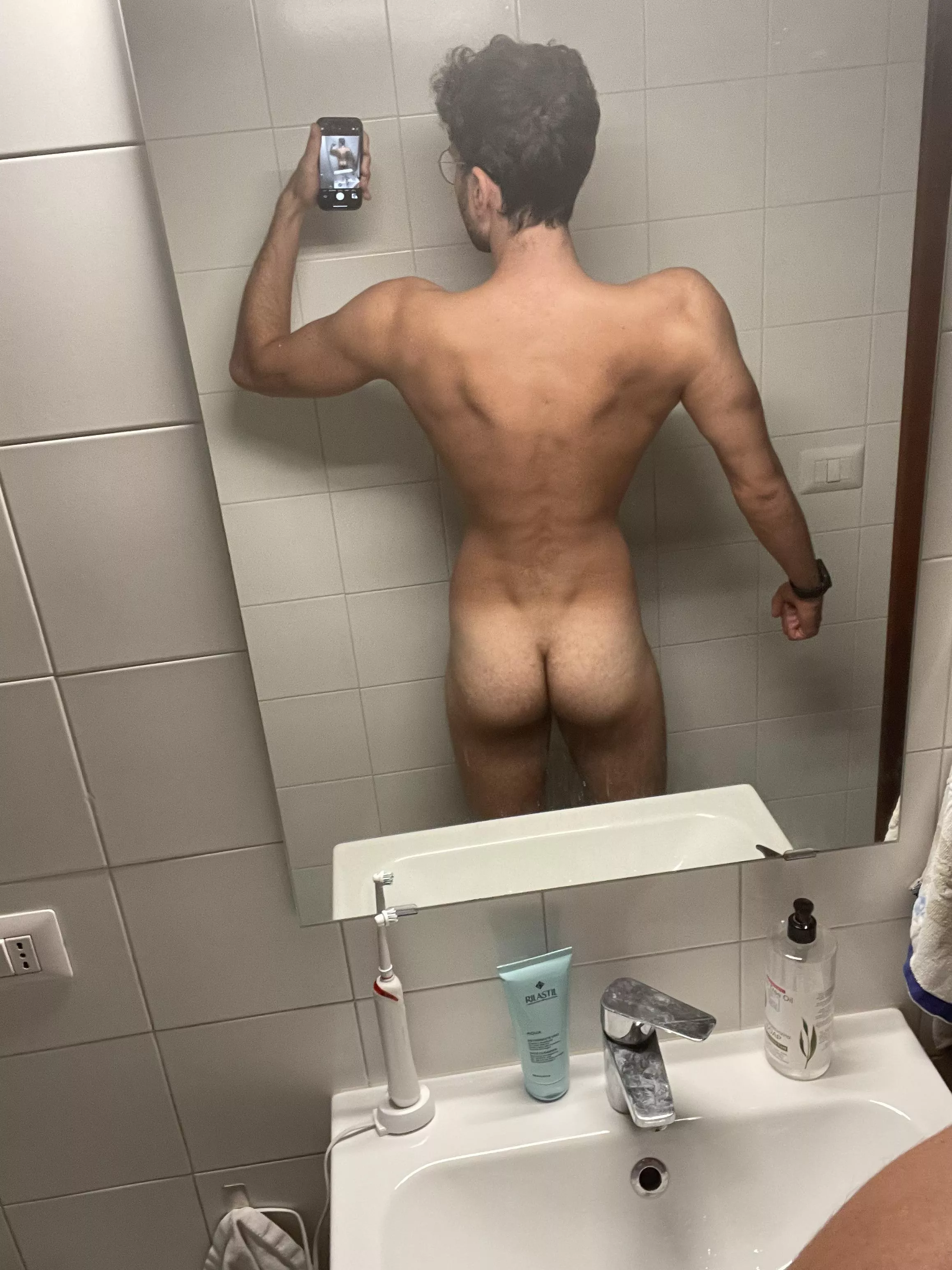 Wide back small butt