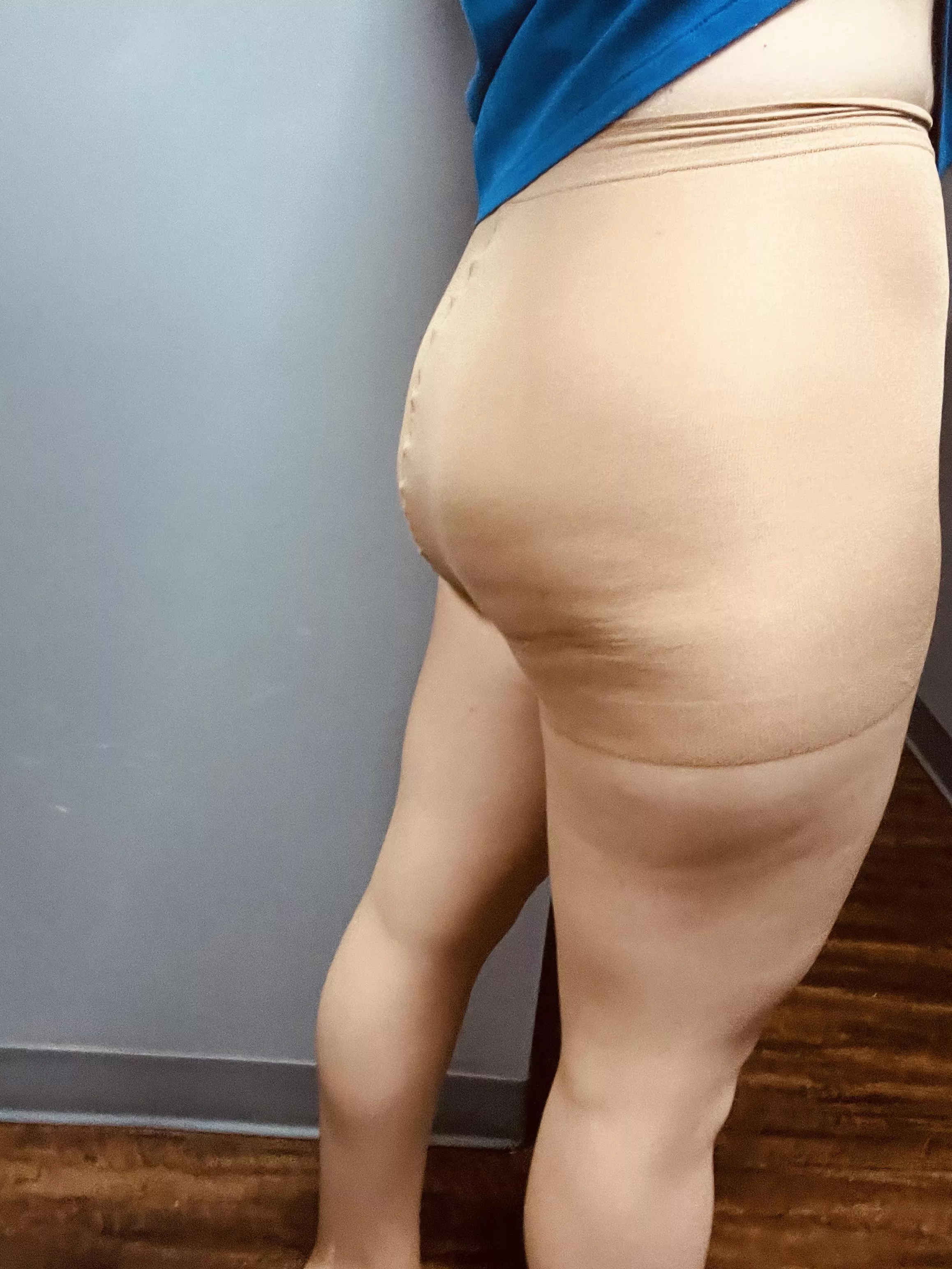 Wi[f]e showing off her best assets in pantyhose 😍