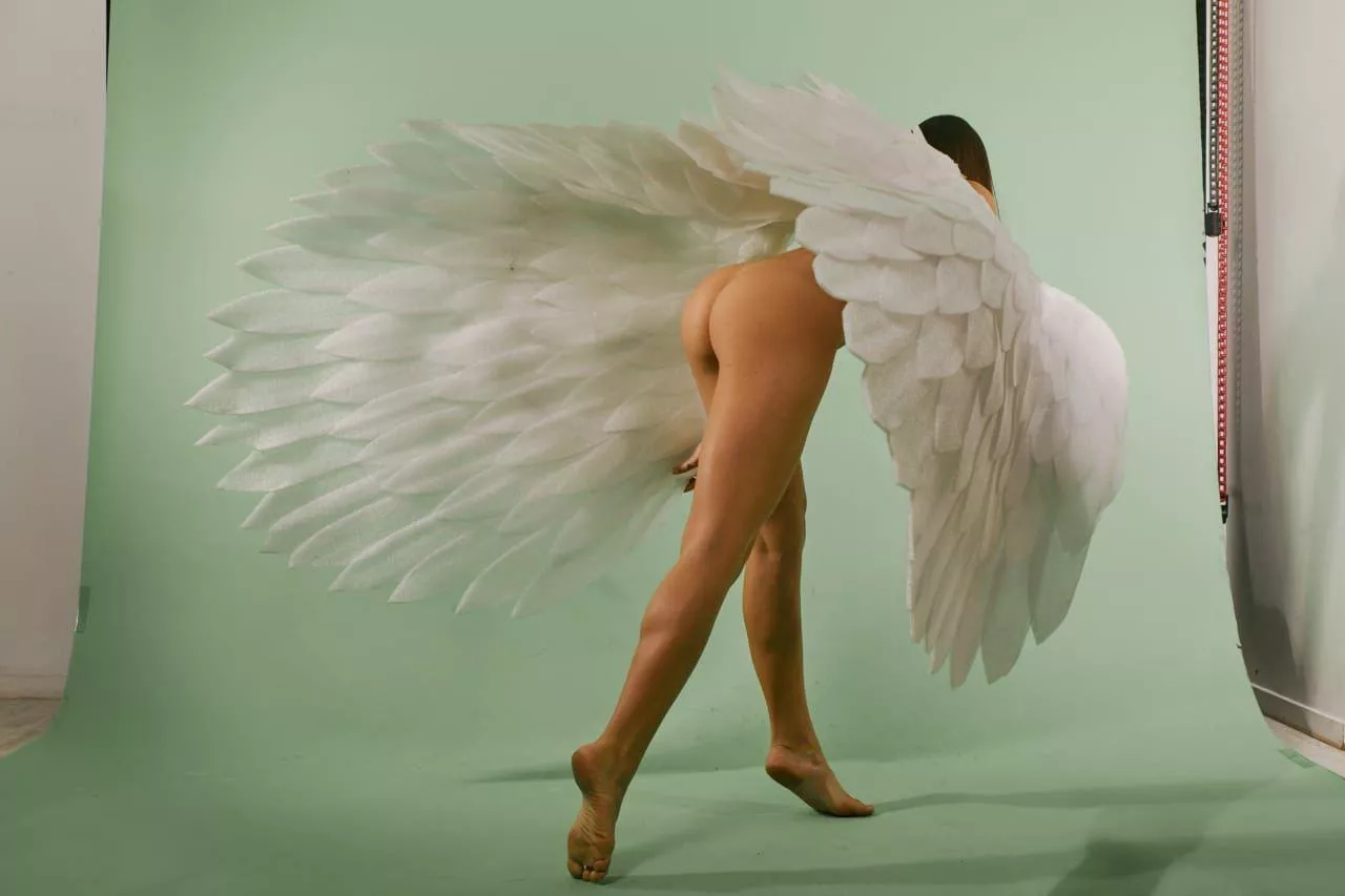 Wings, ass n feet - what could be better? ðŸ–¤