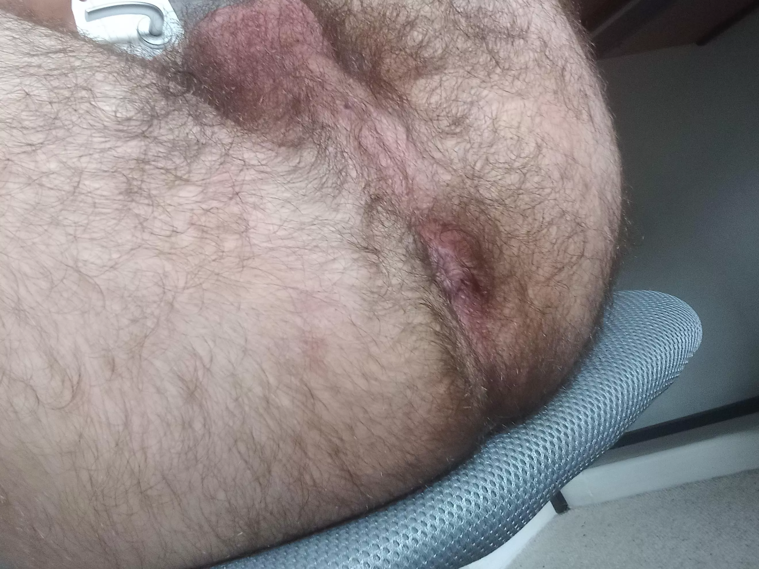 18 M UK anyone like a hairy ass? xx