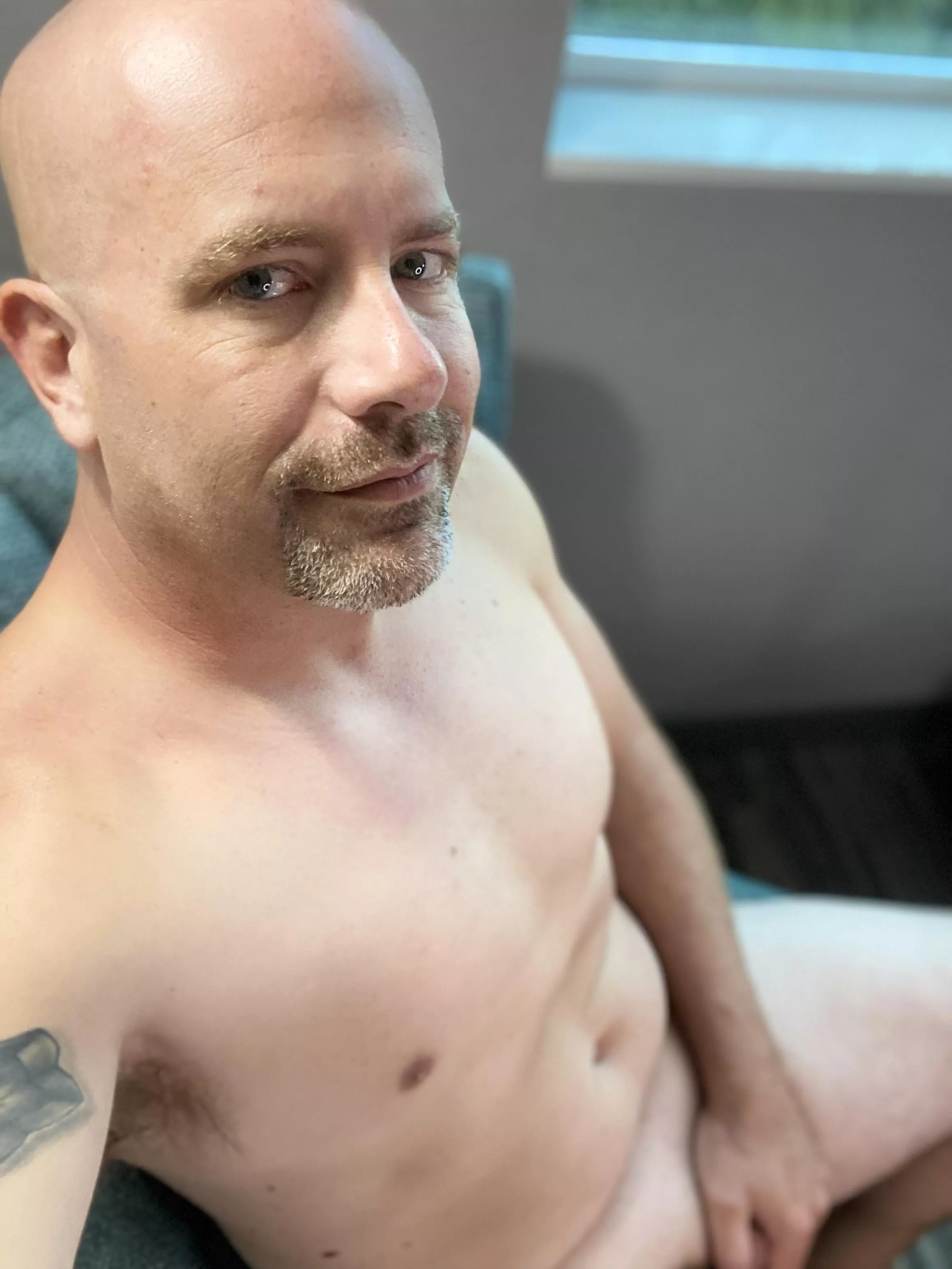 42 and rocking the dad bod who wants some