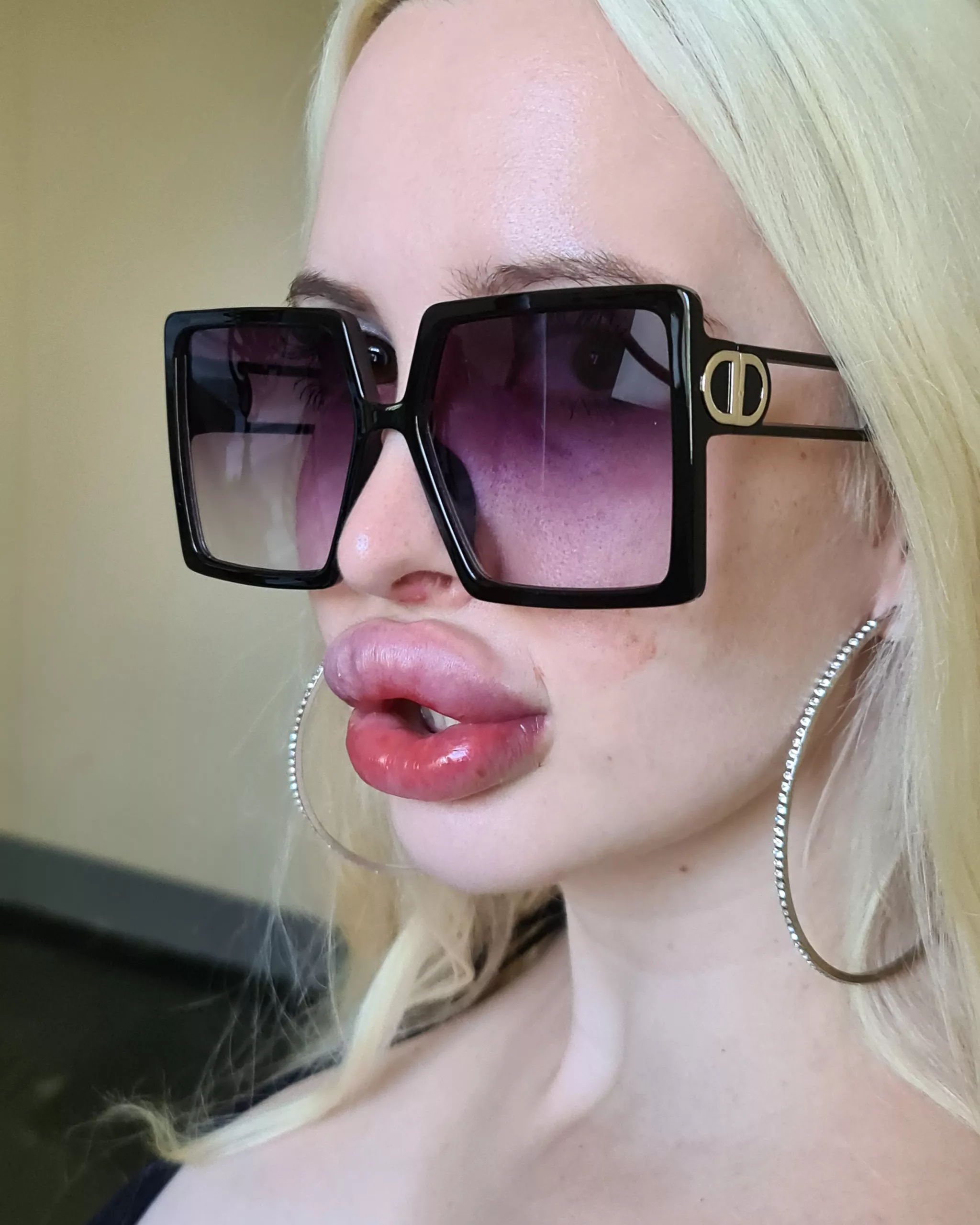 Huge bimbo lips at your service!