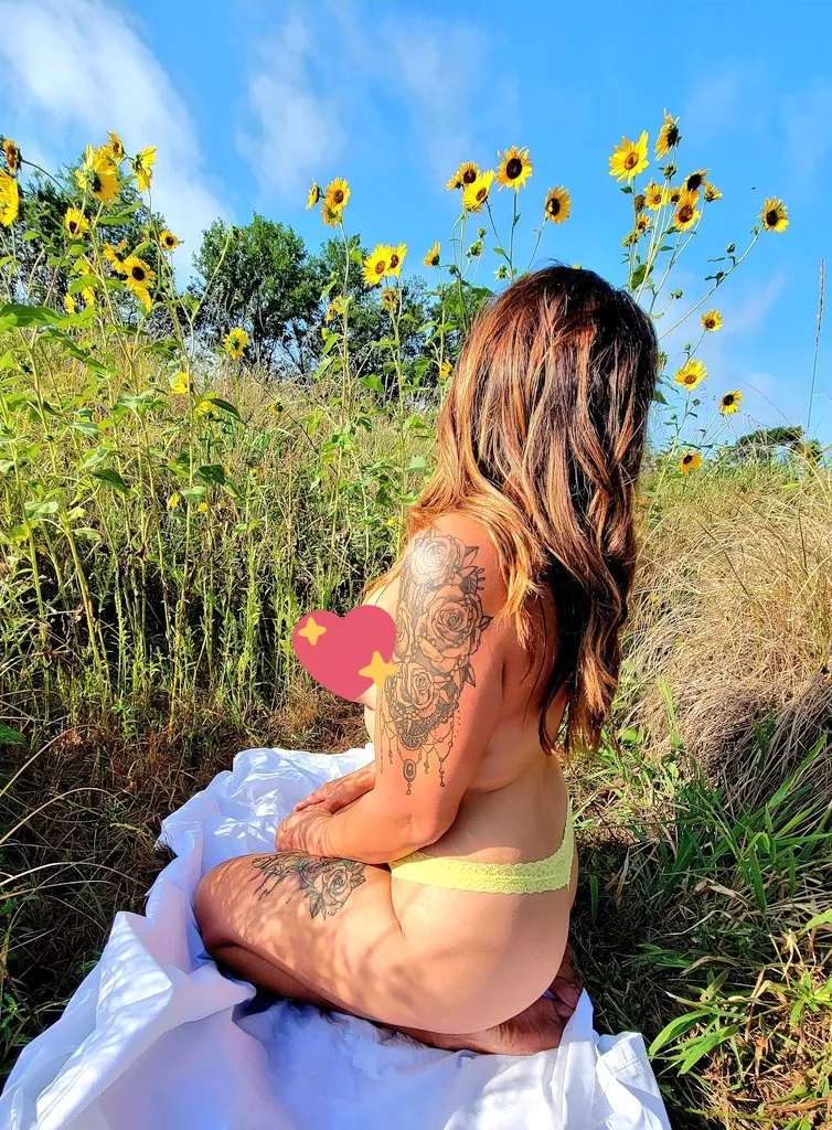 Sexy flower shoot ðŸŒ¼ Check out my Fanvue link to see more ðŸ˜ðŸ˜‰