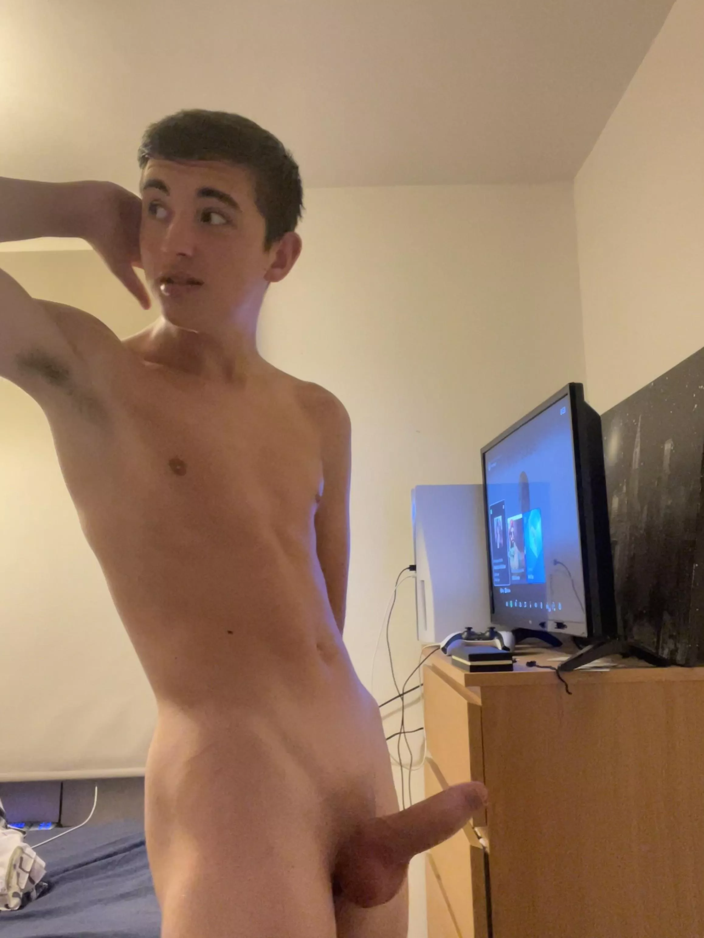 You walked in on this gaymer getting changed