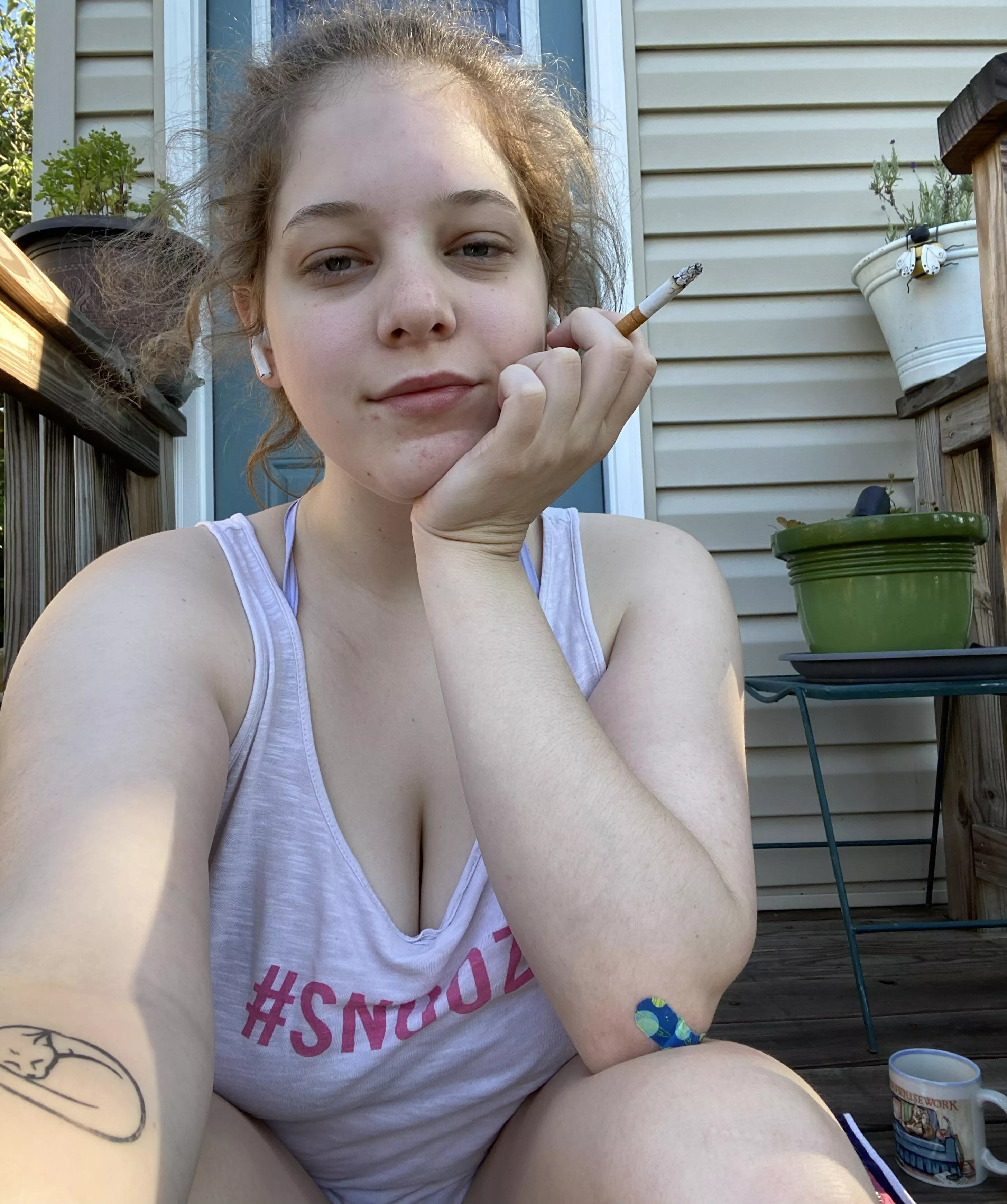 Cleavage + a cig 💖