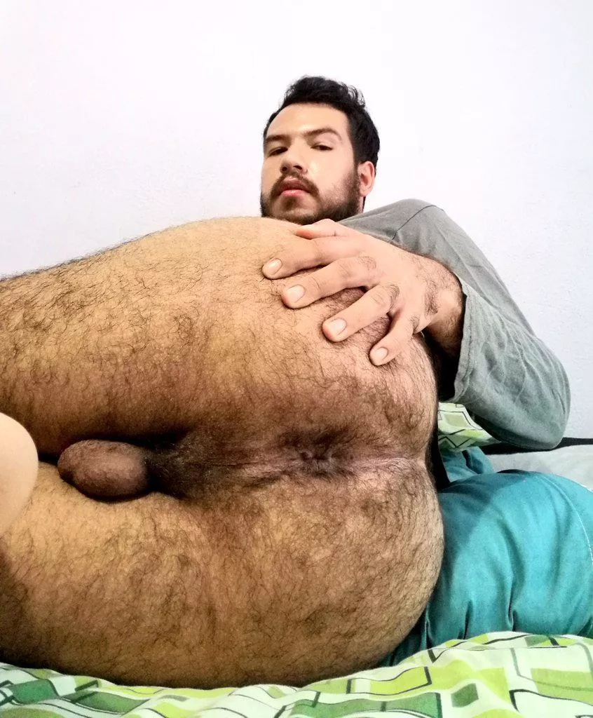 Give this hairy hole a kiss ðŸ˜˜