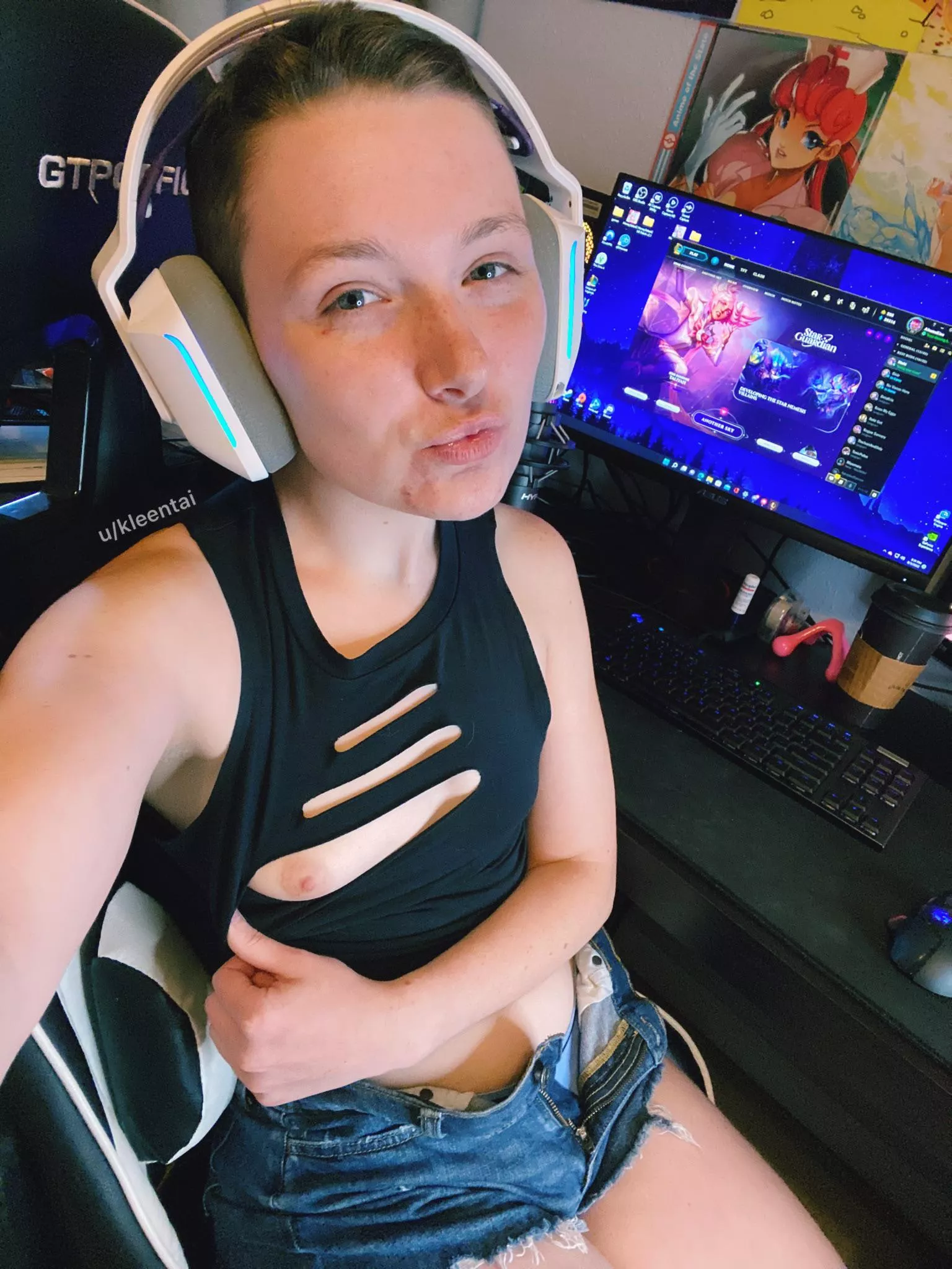 Short hair and tiny tittie gamer