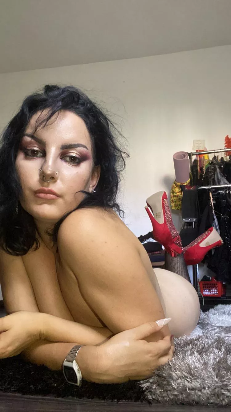 Cum here! Pierced goth mommy wants to dominate you