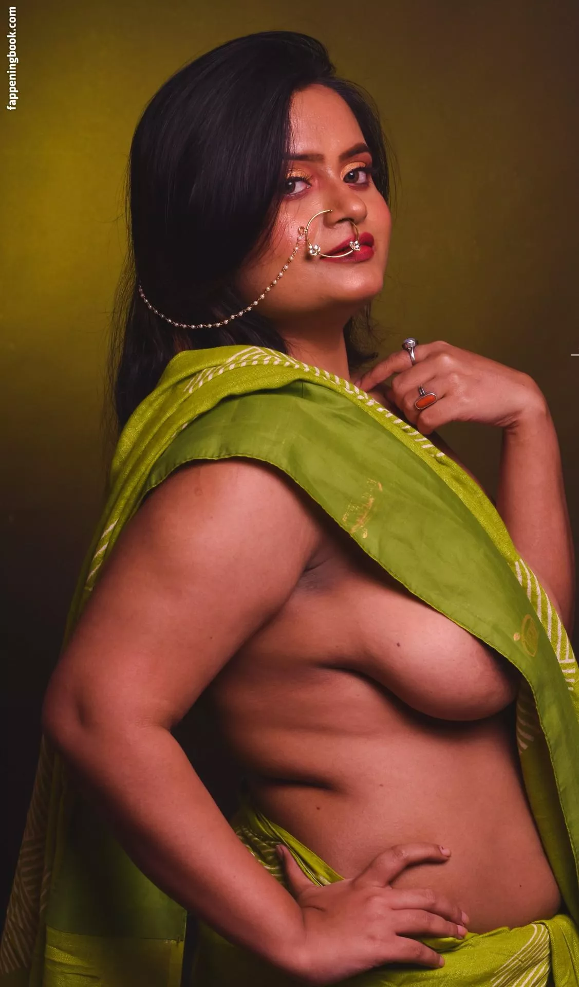 Desi MILF without blouse sideboob