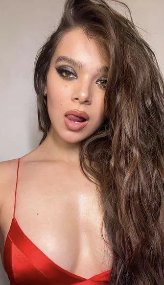 Hailee Steinfeld