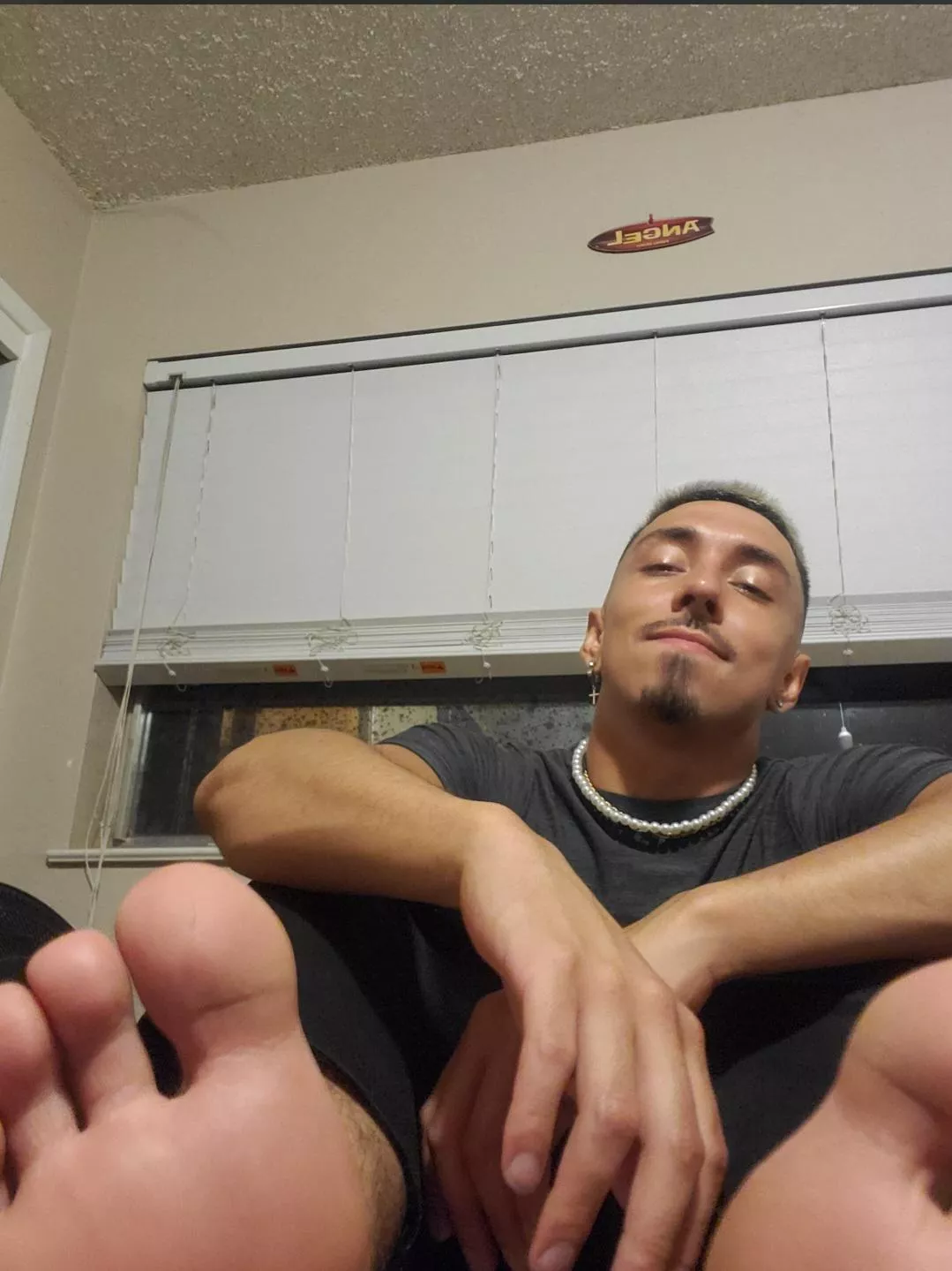 hey bro, sniff my toes.