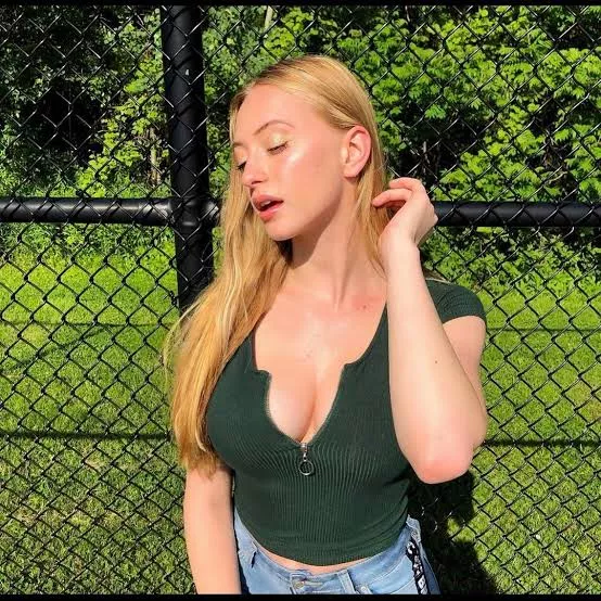 Need some help stroking and cumming to Sophia Diamond