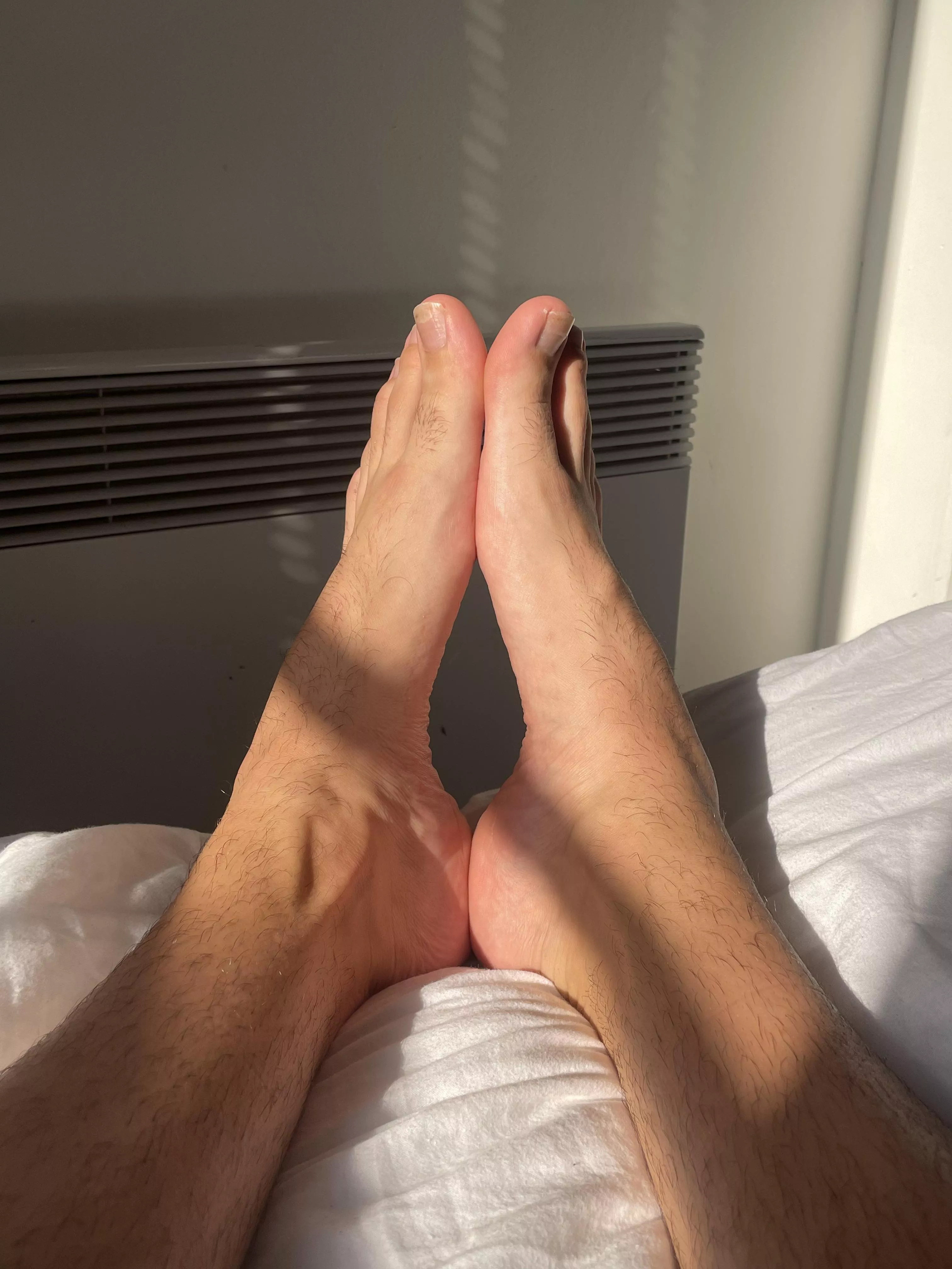 Slide your cock in between my feet 👣