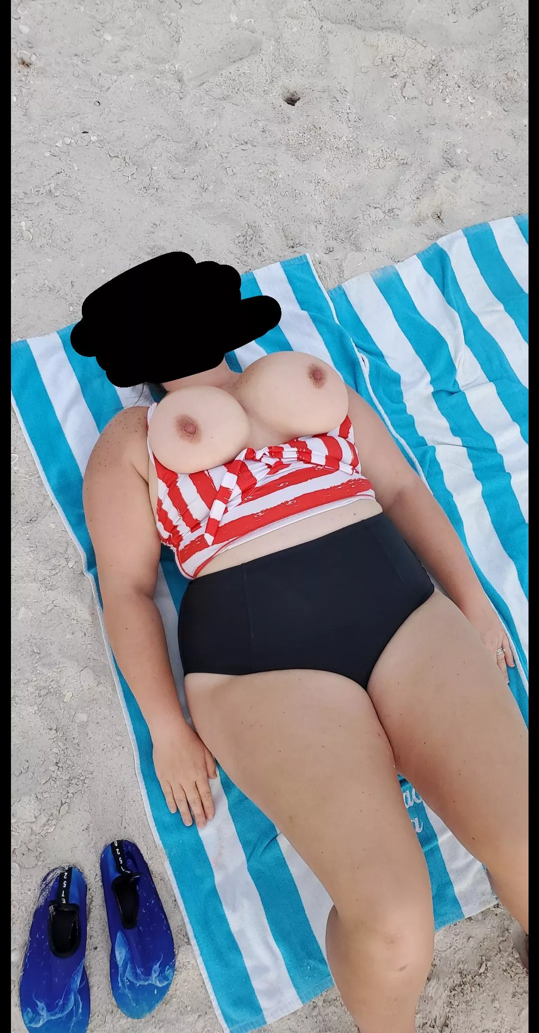 Tits out on a public beach â›±ï¸