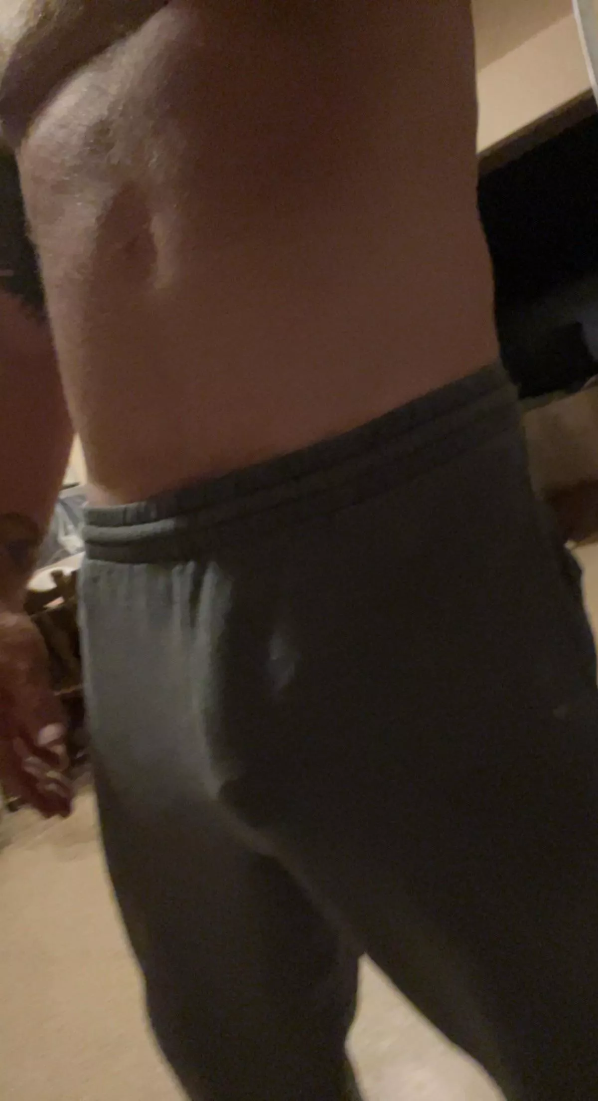 Almost sweatpants season so hereâ€™s my bulge in some grey sweats