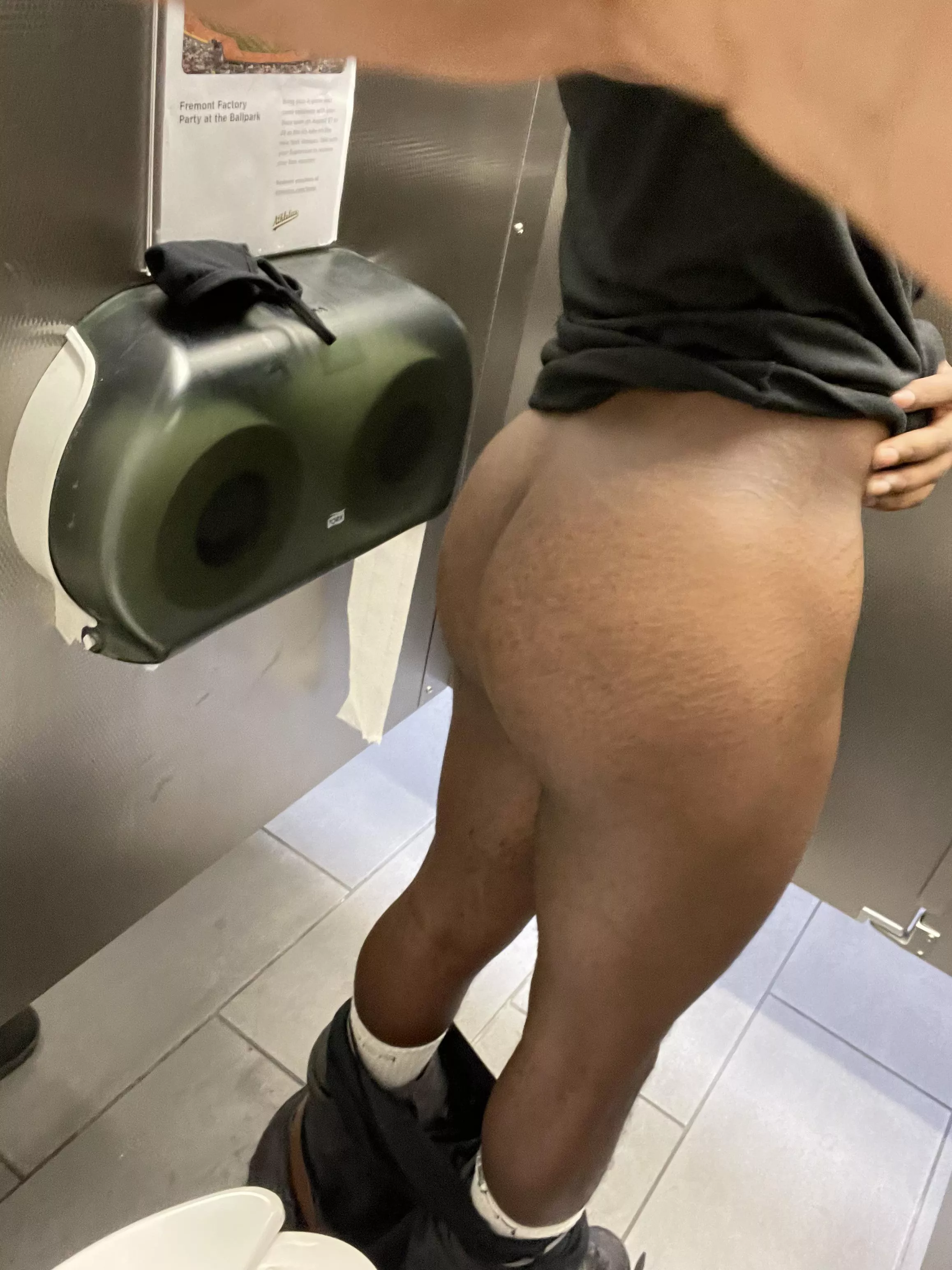 come pound me in my work bathroom ðŸ’¦