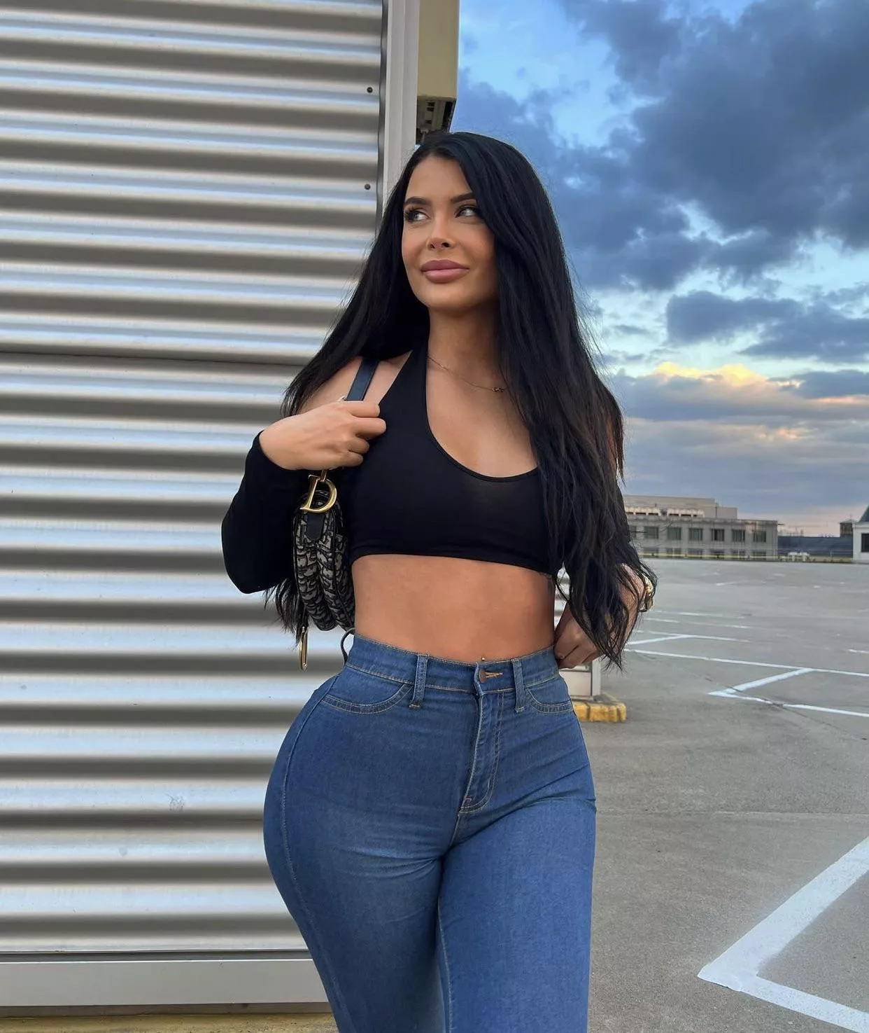 Pure beauty rocking jeans