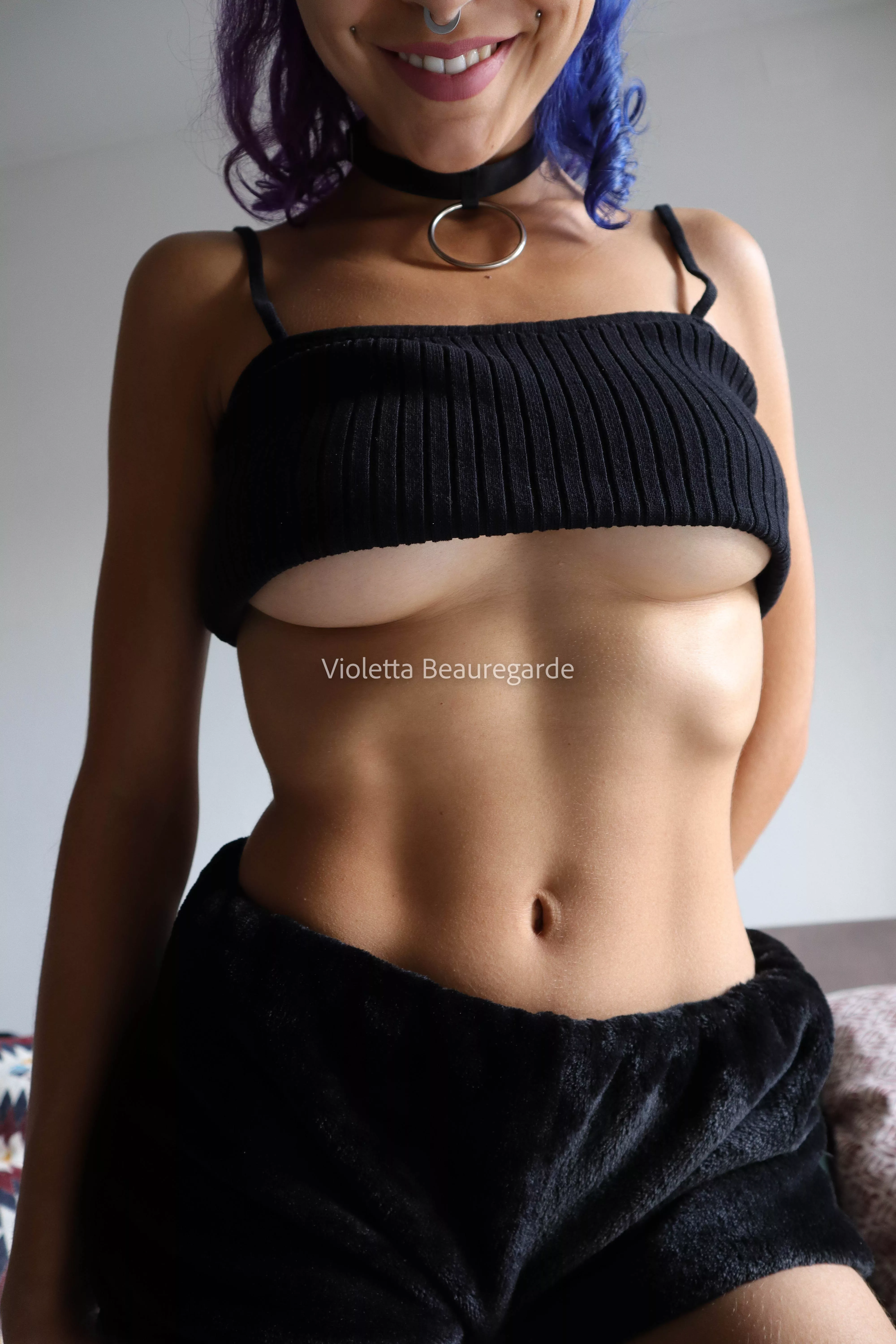 sexy tummy, sexy smile, sexy collar, overall a sexy [img] :)