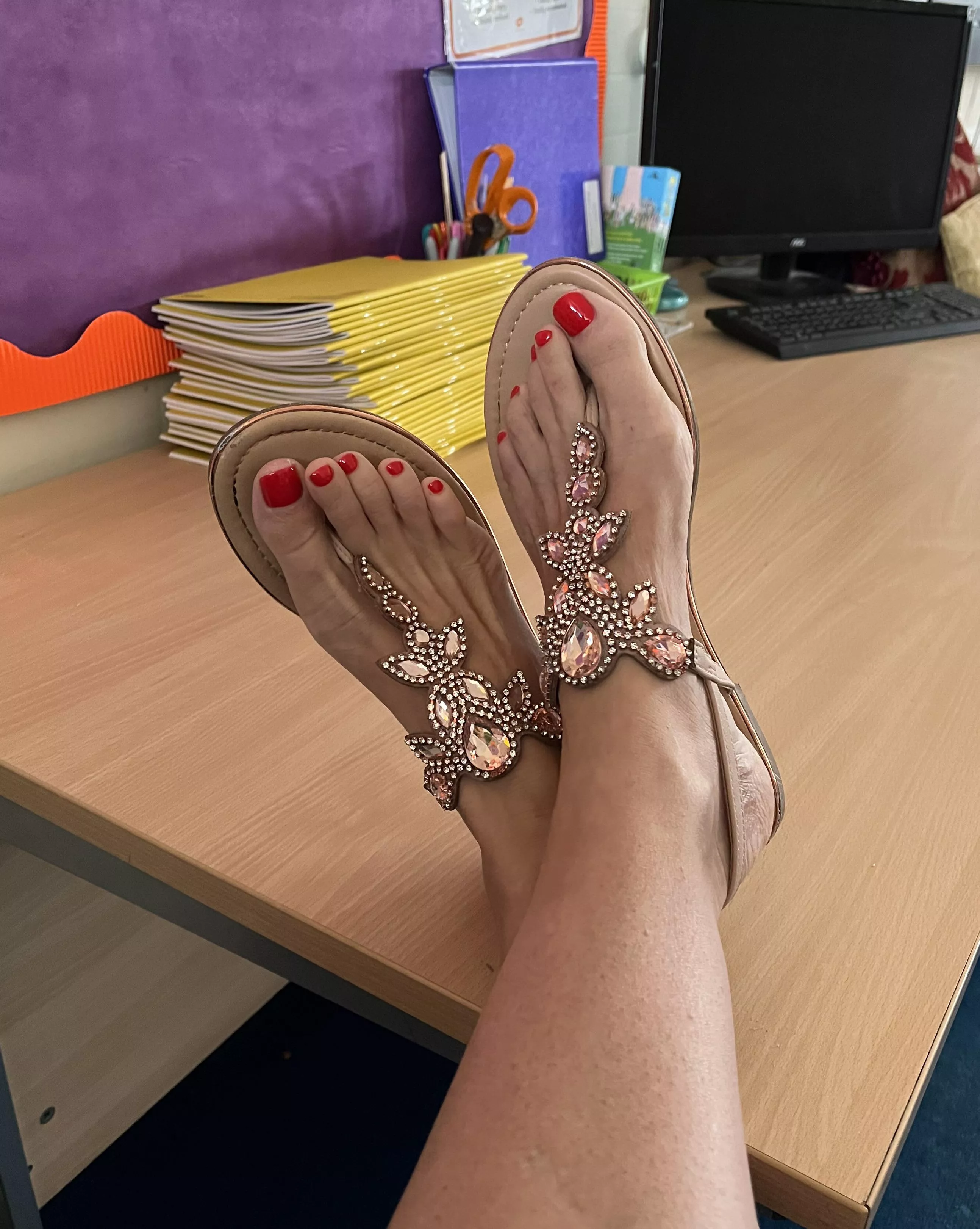 Who likes teacher’s feet?