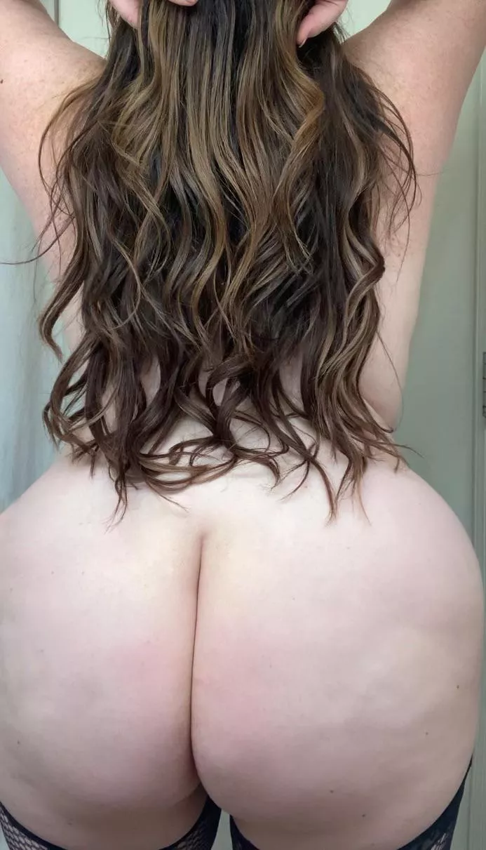 Long hair, big booty ðŸ˜‹