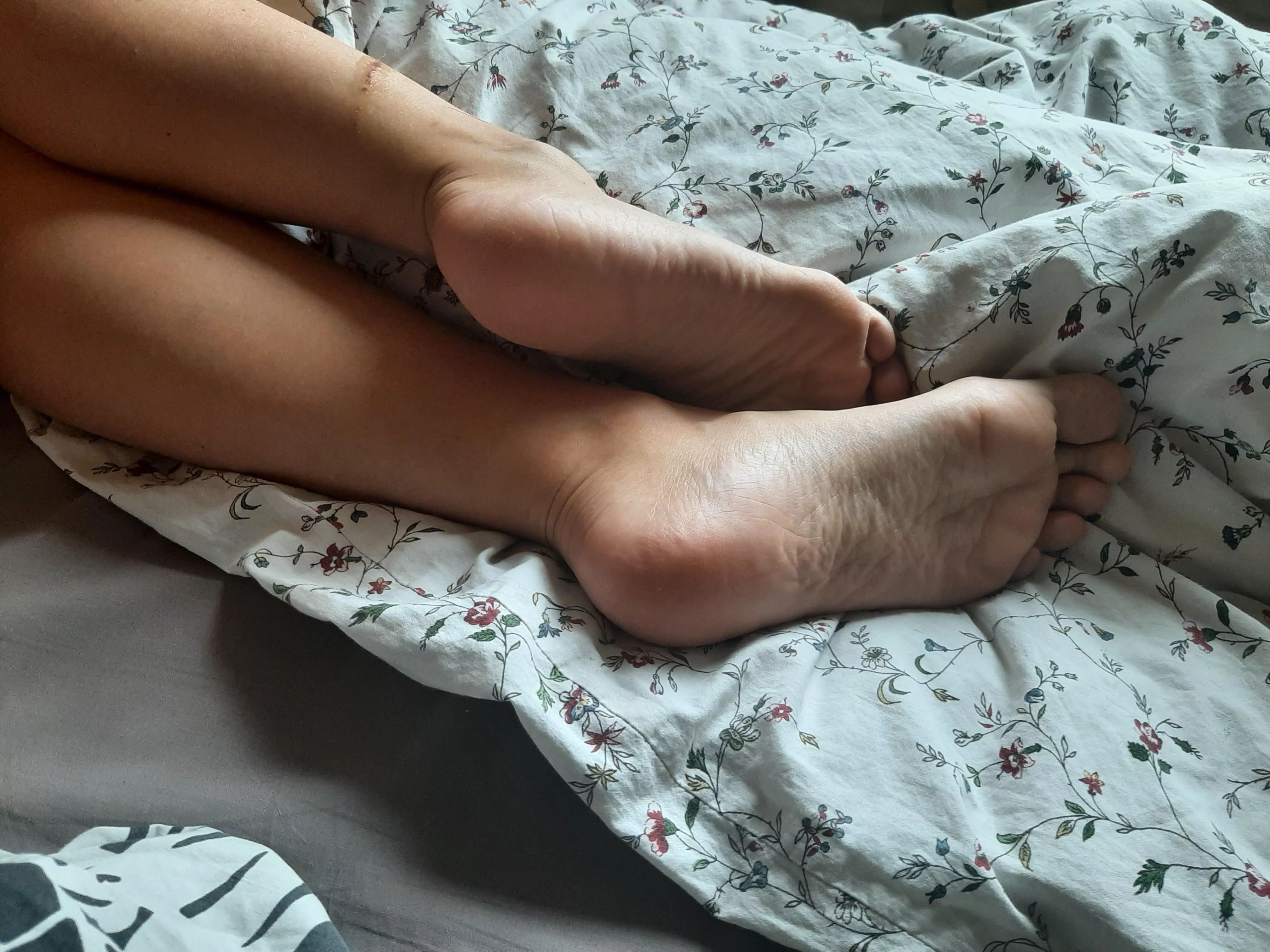 naked morning soles, please lick it^^