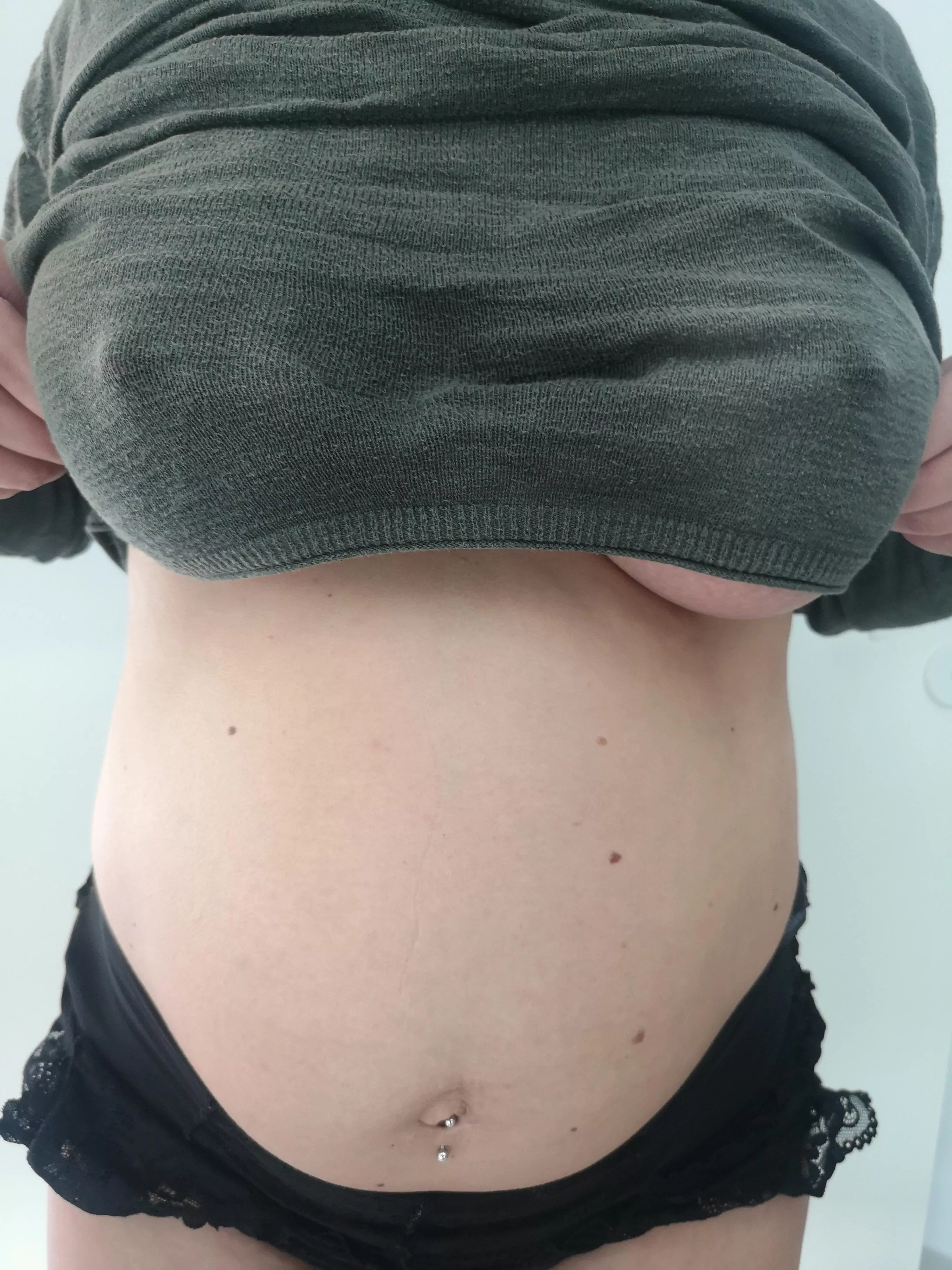 No bra's no worries, just pregnancy (F40)