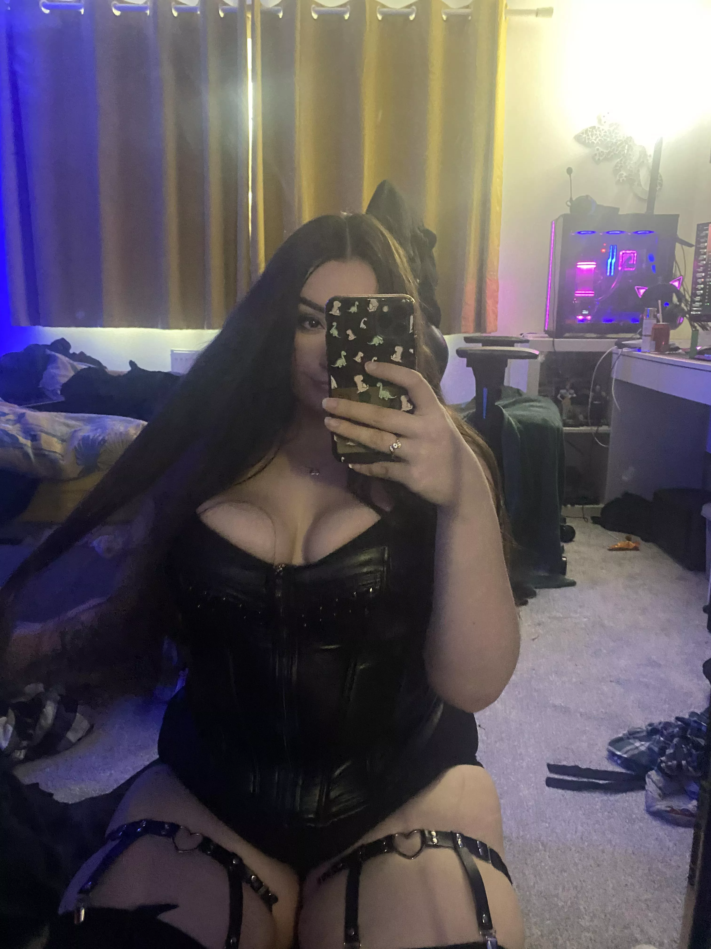 Ur fave big titty goth gf is here x