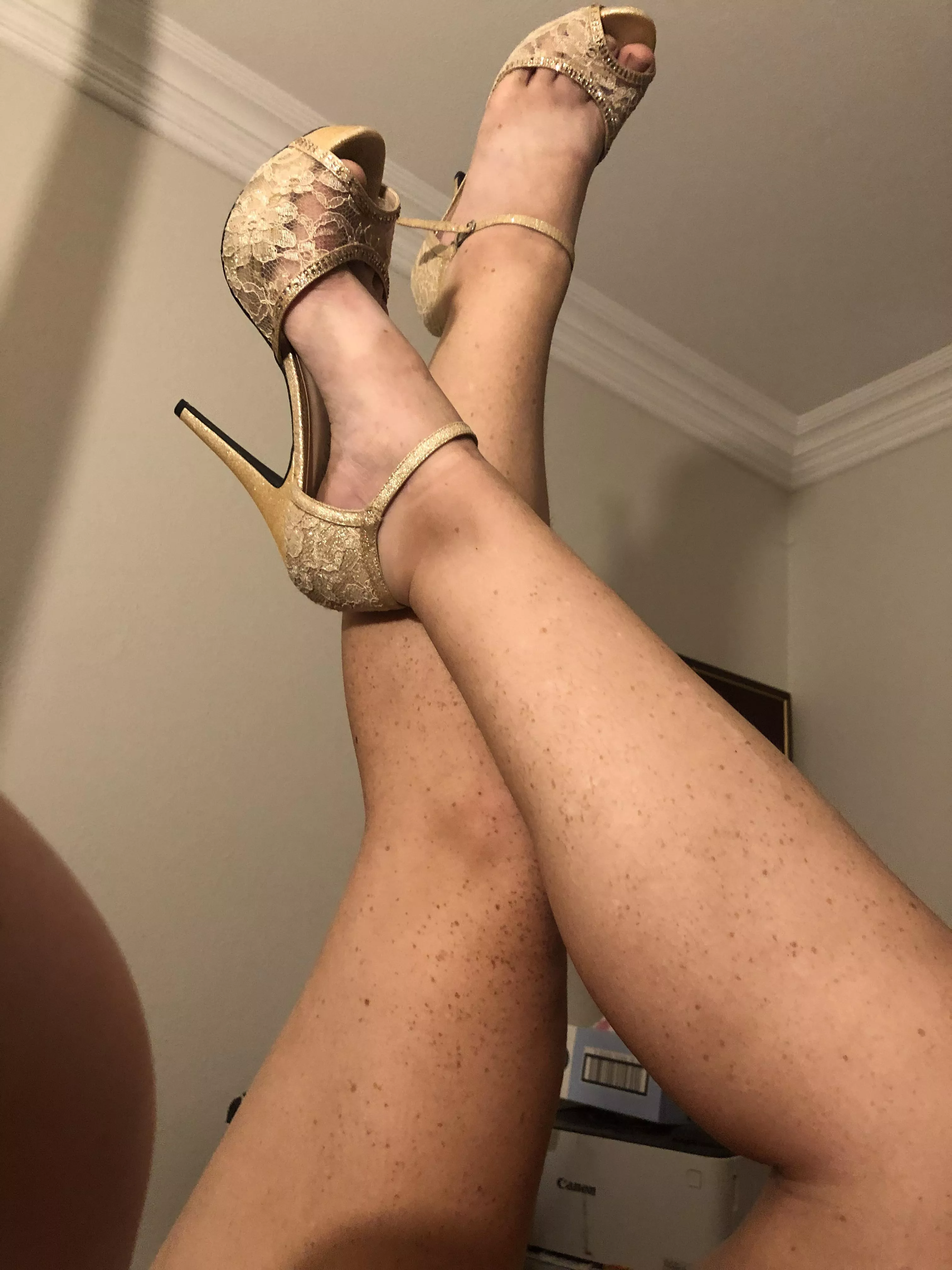 Wanna help me stretch? DMs/PMs are welcome!! â™¥ï¸