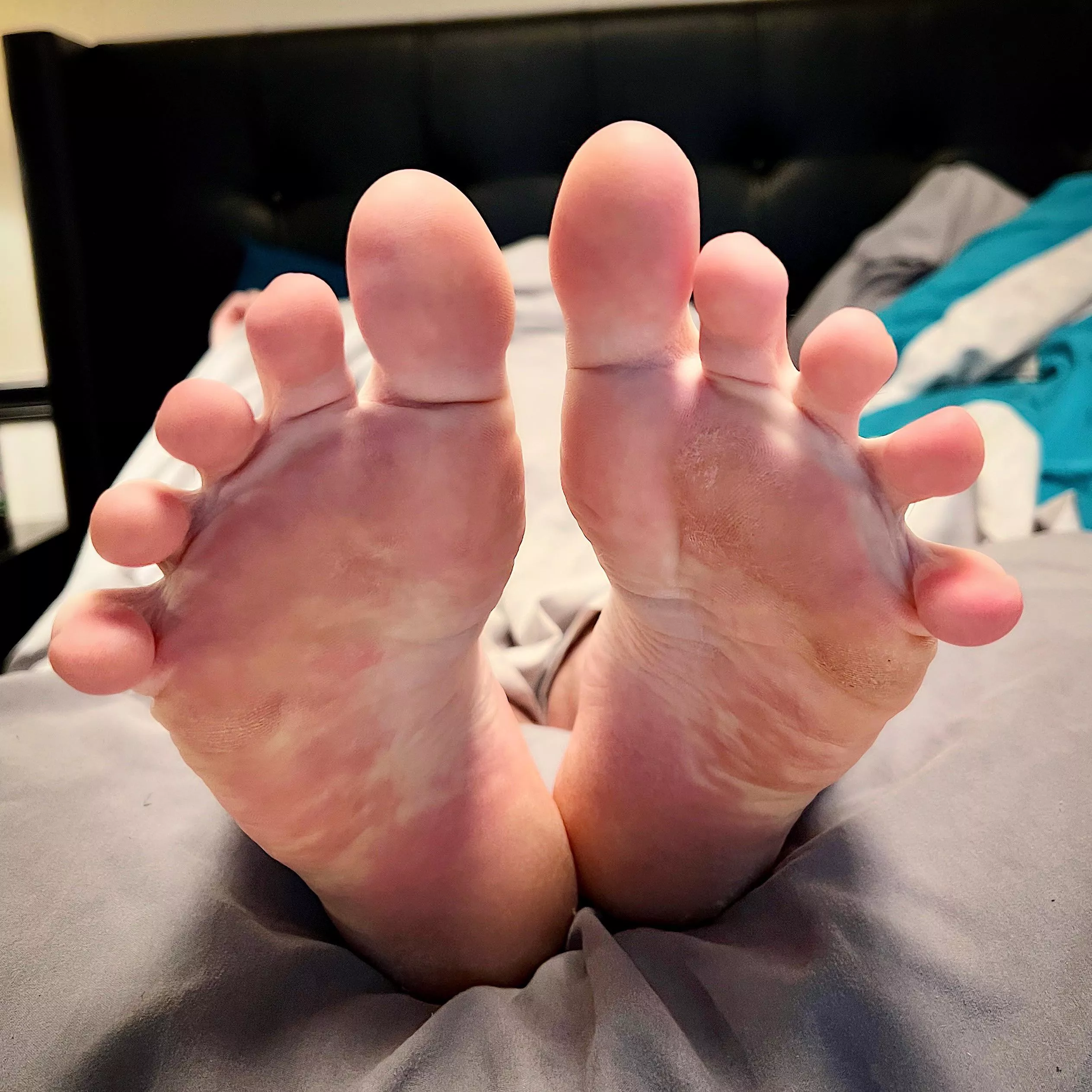 Do you like it when I spread my toes? ðŸ˜