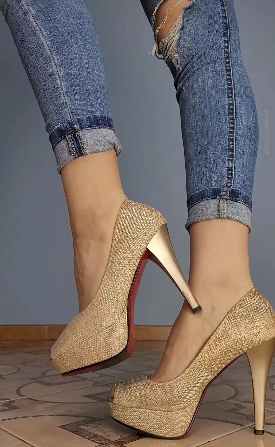 Golden heels and jeans, I like this combo.