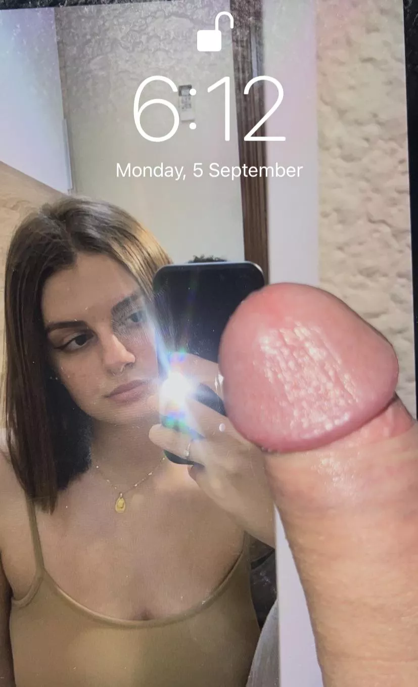 Guy wanted to post his tributed gf as wallpaper /send ur irls sluts to me and iâ€™ll make them my wallpaper kik Leonardojonathan001