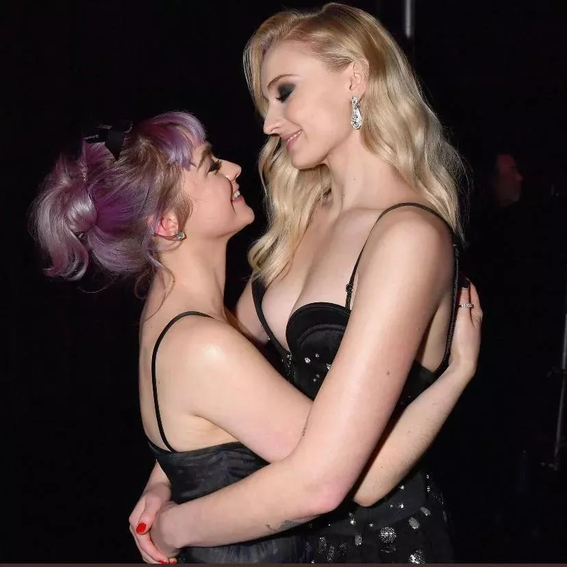 Sophie Turner and Maisie Williams combo gets me so fuckin bi