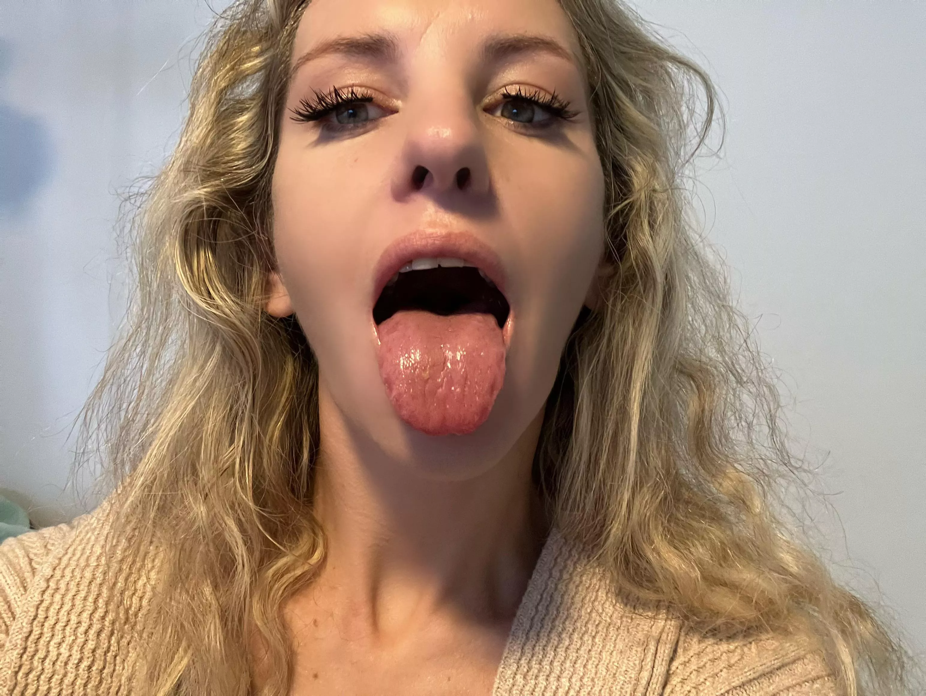 Tongue fetish anyone ?