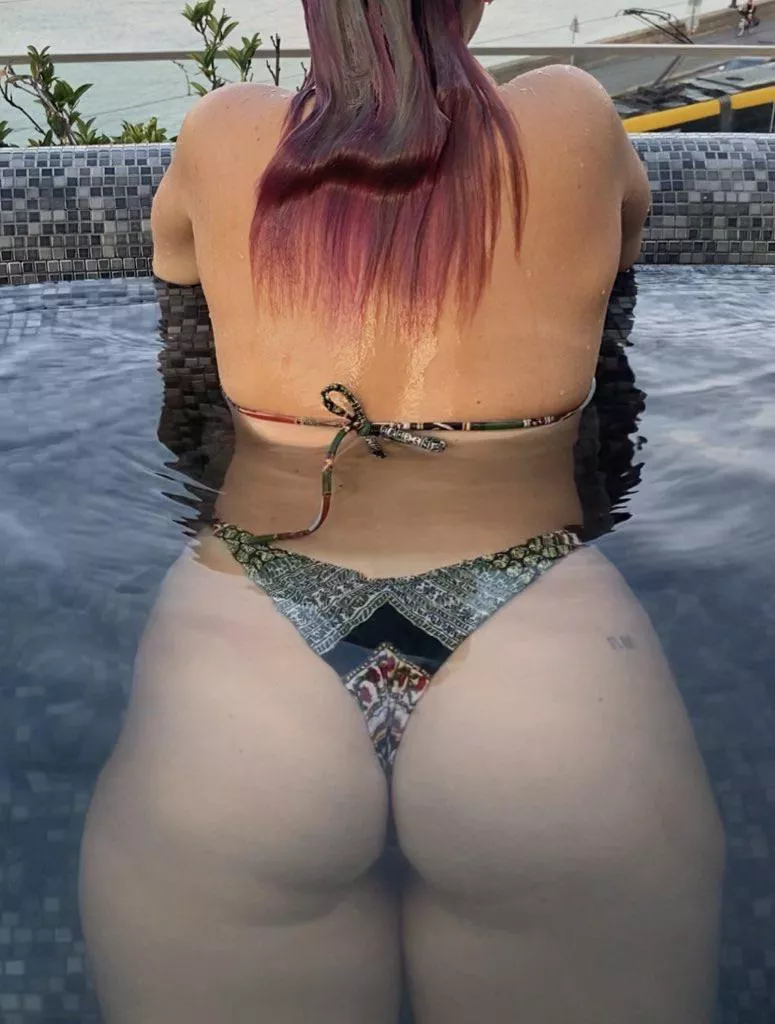 Bikini booty in the pool ðŸ’¦ðŸ’¦