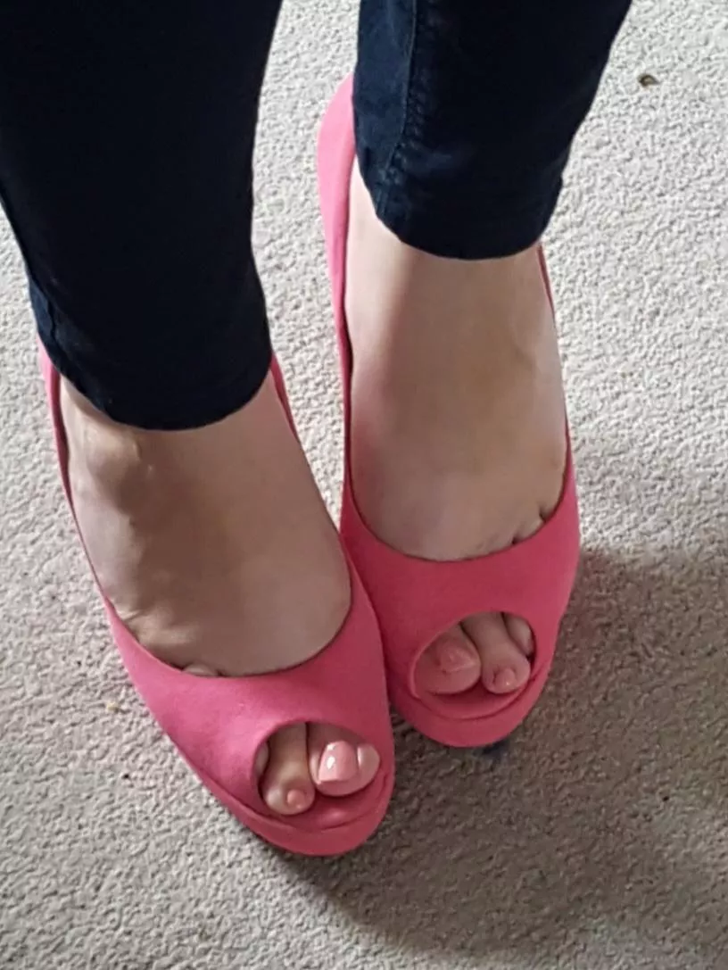 Pink peep toe heels 👠