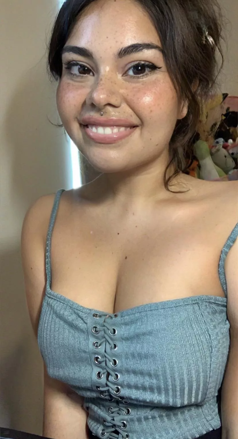 Can you tell Iâ€™m braless in this top?