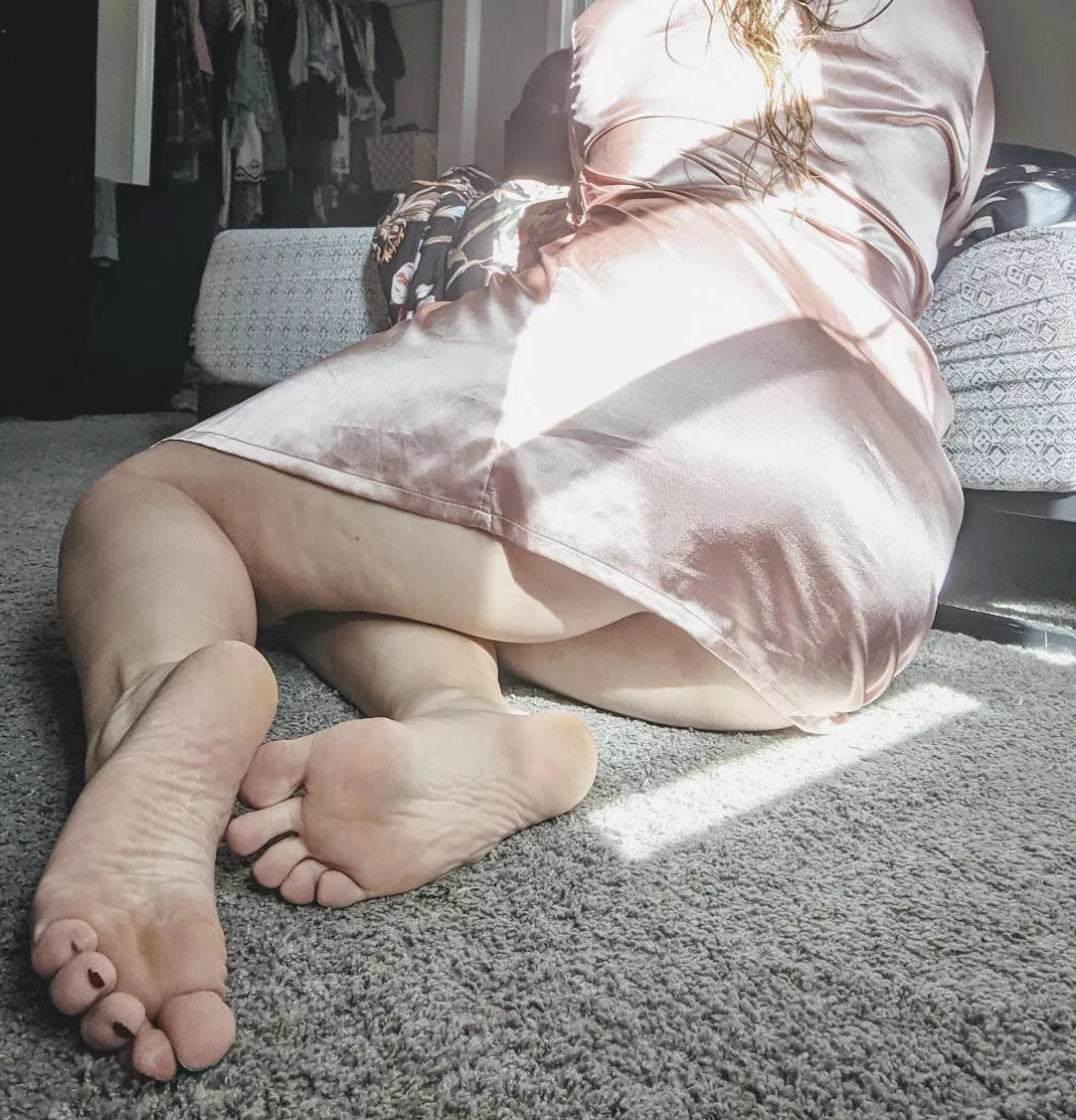 I love wearing silkâ€¦.and showing my soles