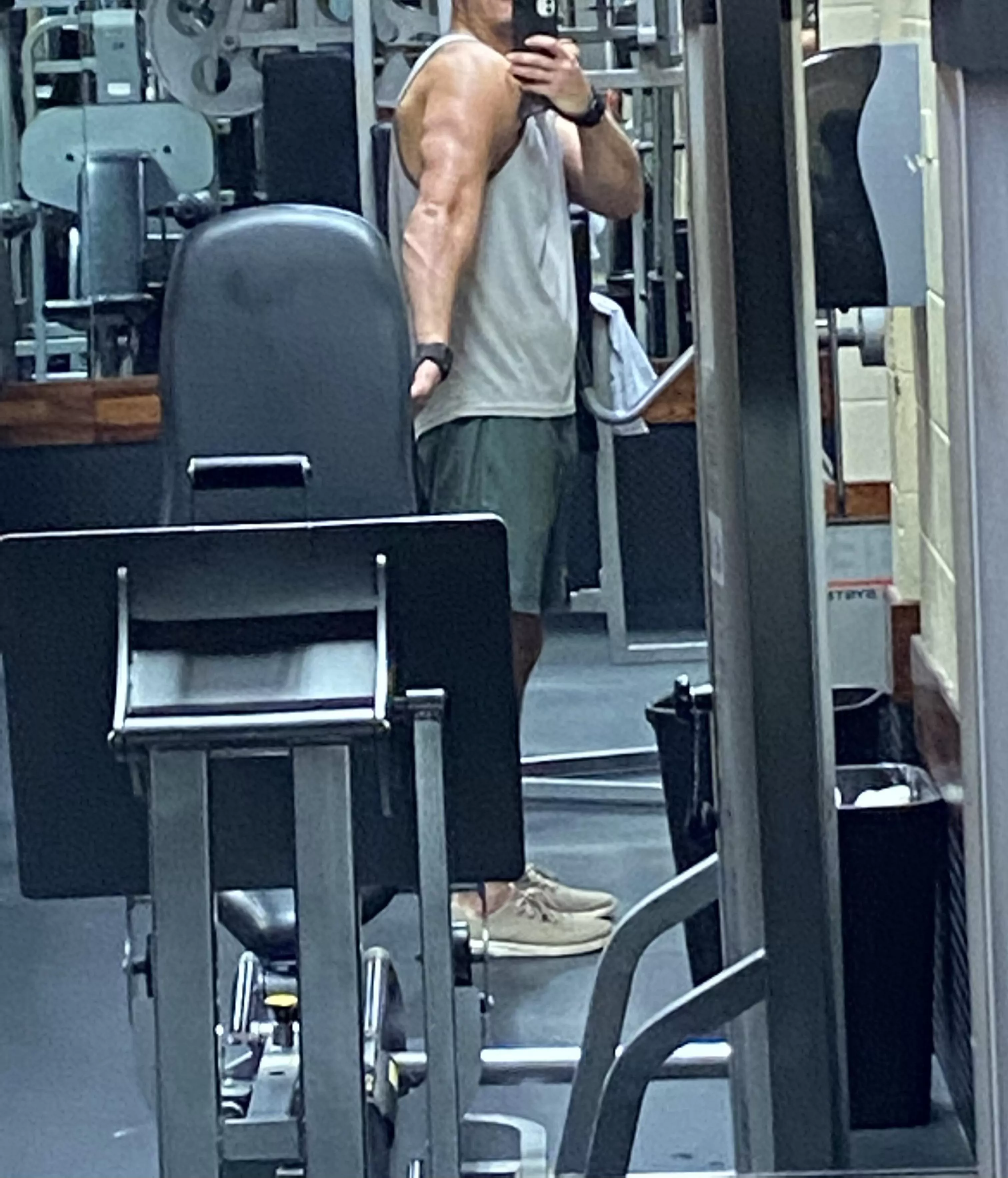 (M) Any ladies in here that like 6’6” guys with boulder shoulders 🤔😜? … Working hard on those horse shoe triceps too 😏!