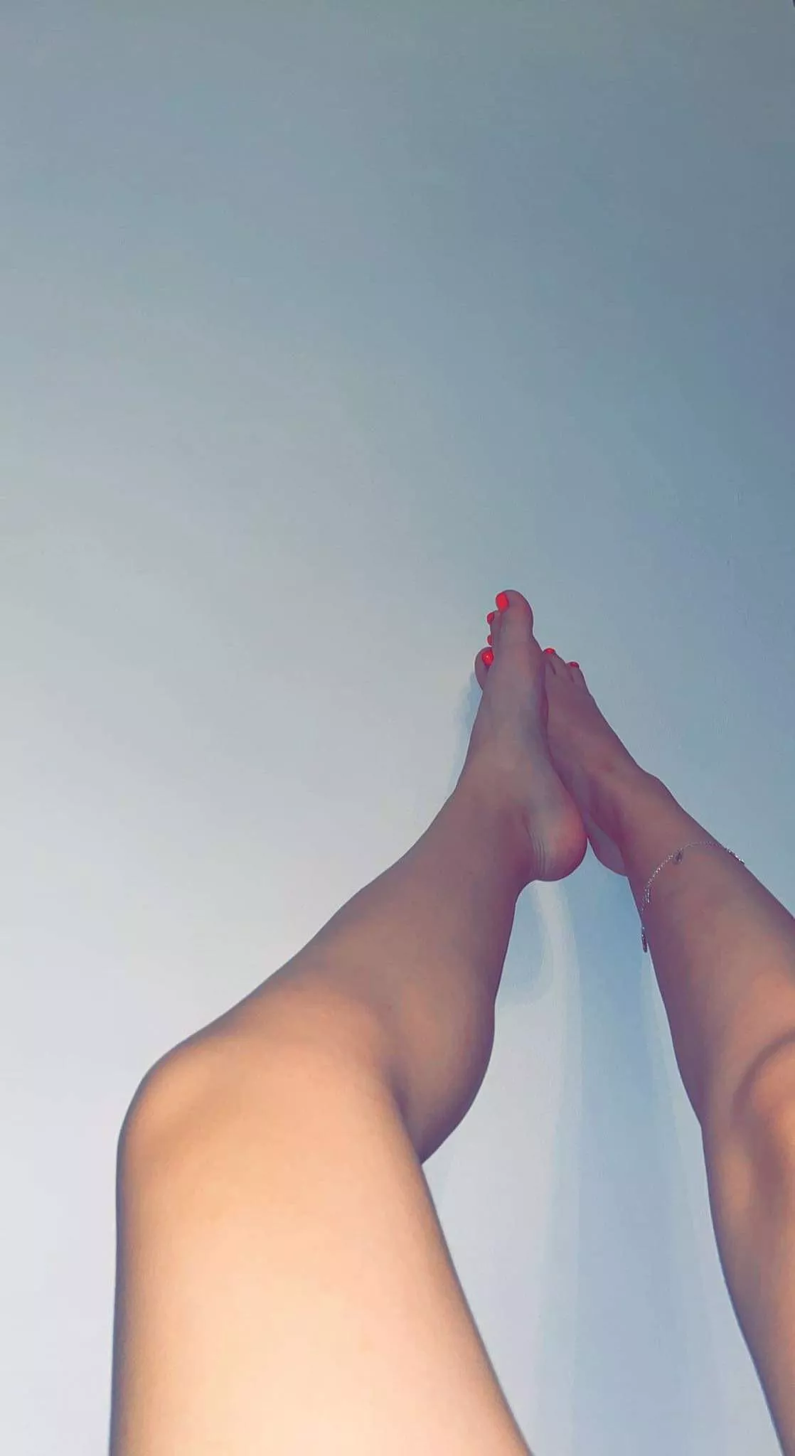 Your foot princess. ðŸ¤­â£ï¸OF IN COMMENT FREE SUB FOR 20 PEOPLE