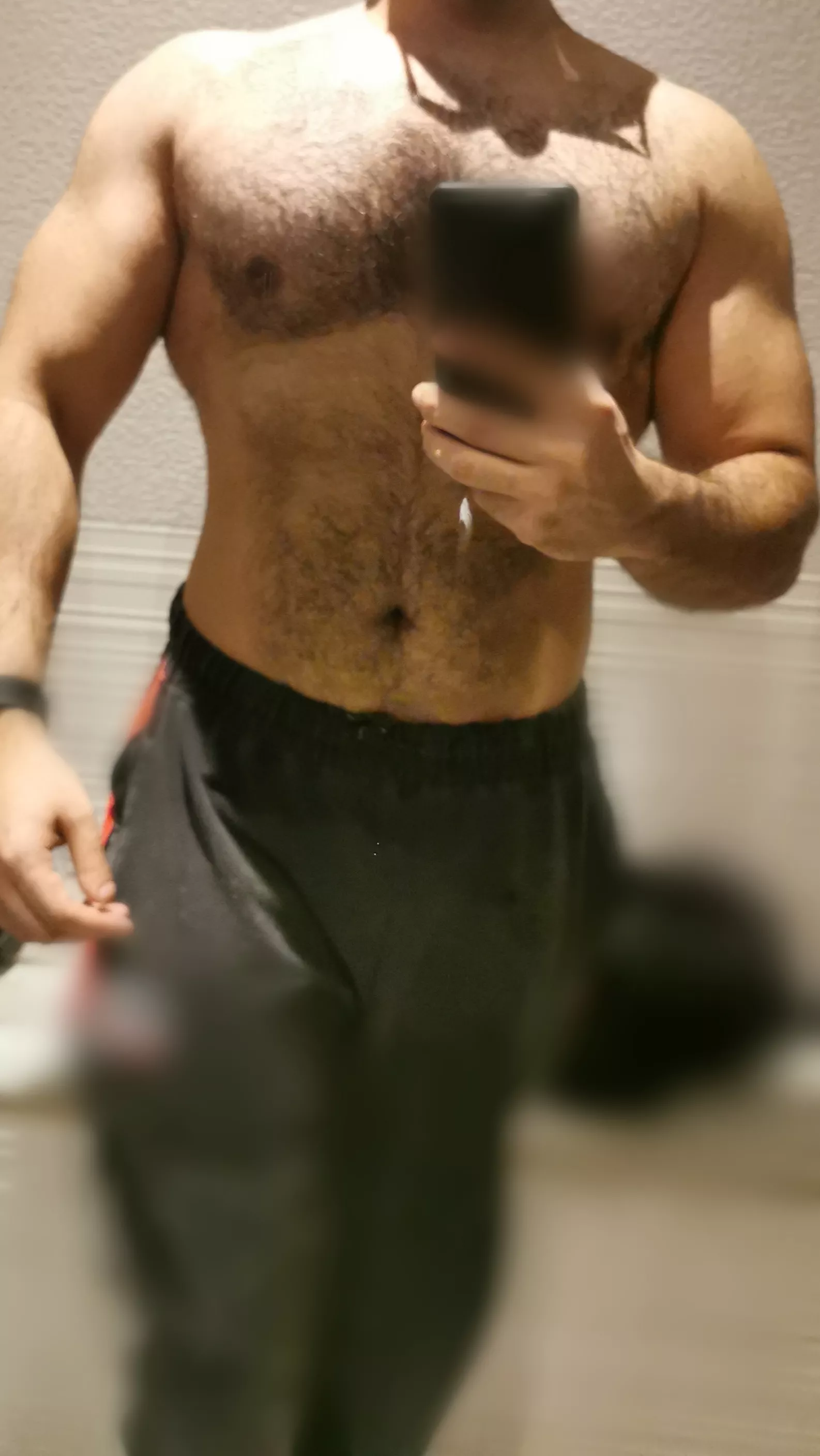 33 Hairy daddy gym selfie