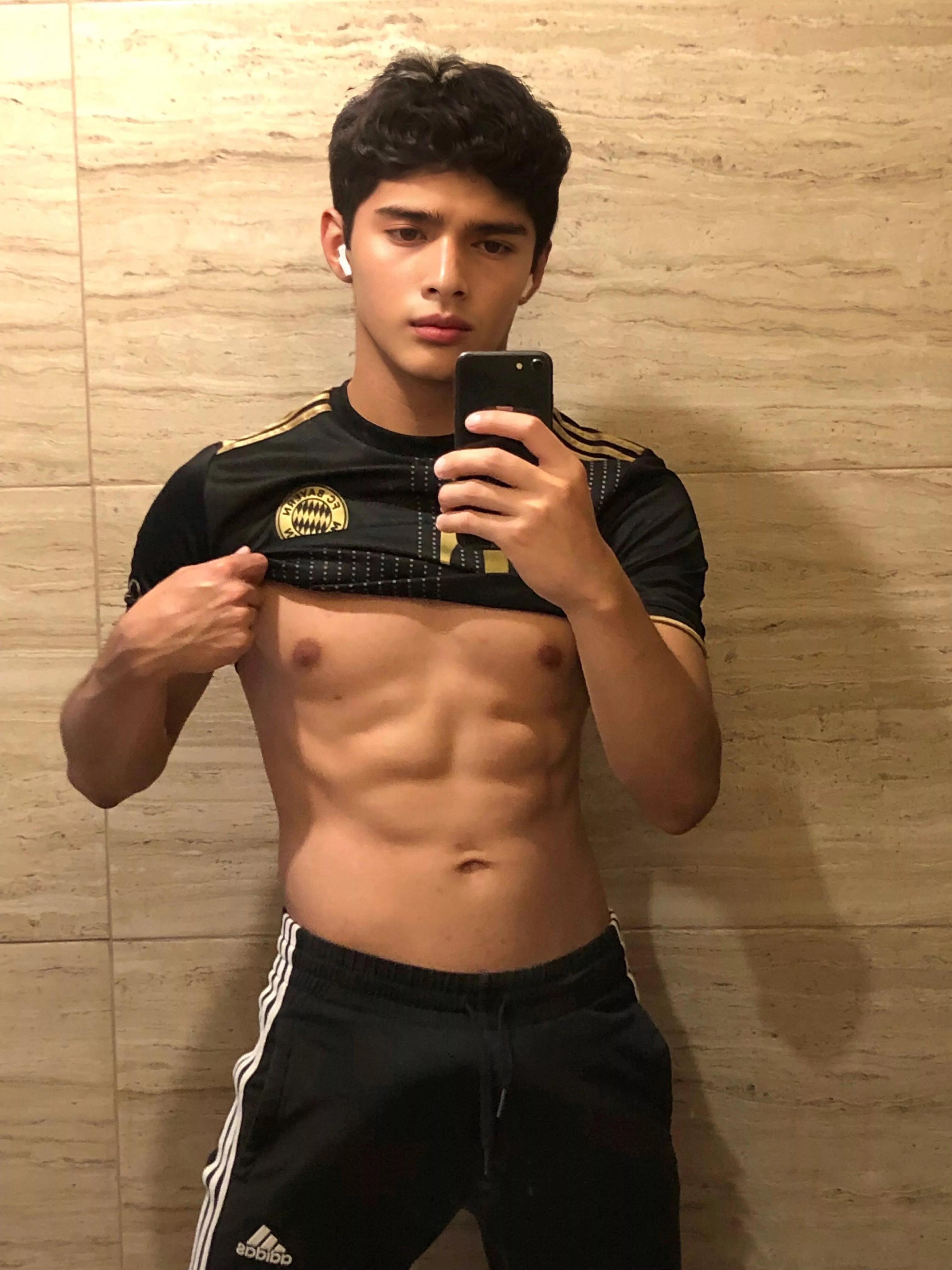 [19] Ready to beat the twinks at today’s game 😈