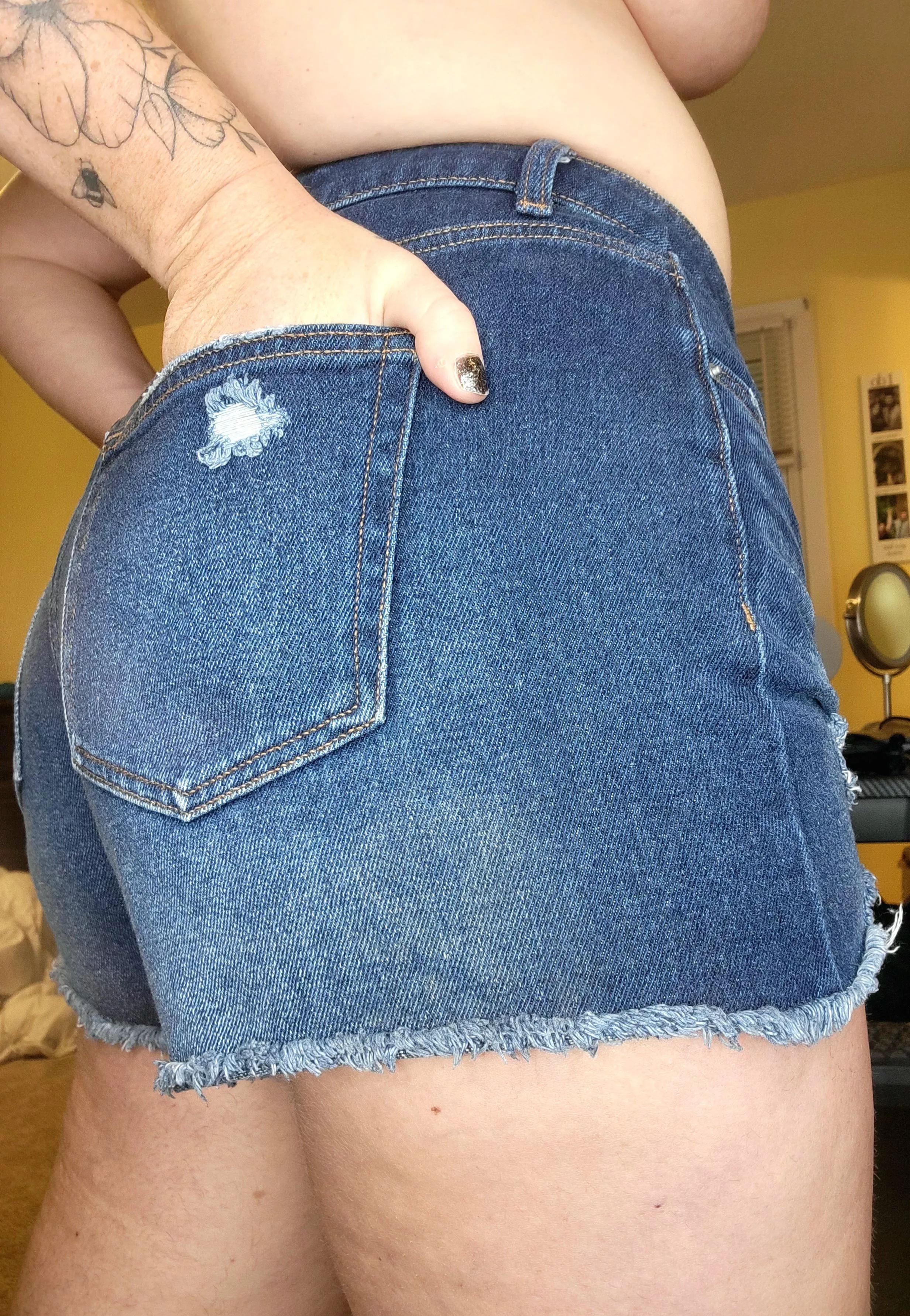 Do you like to see curvy milfs in jeans?