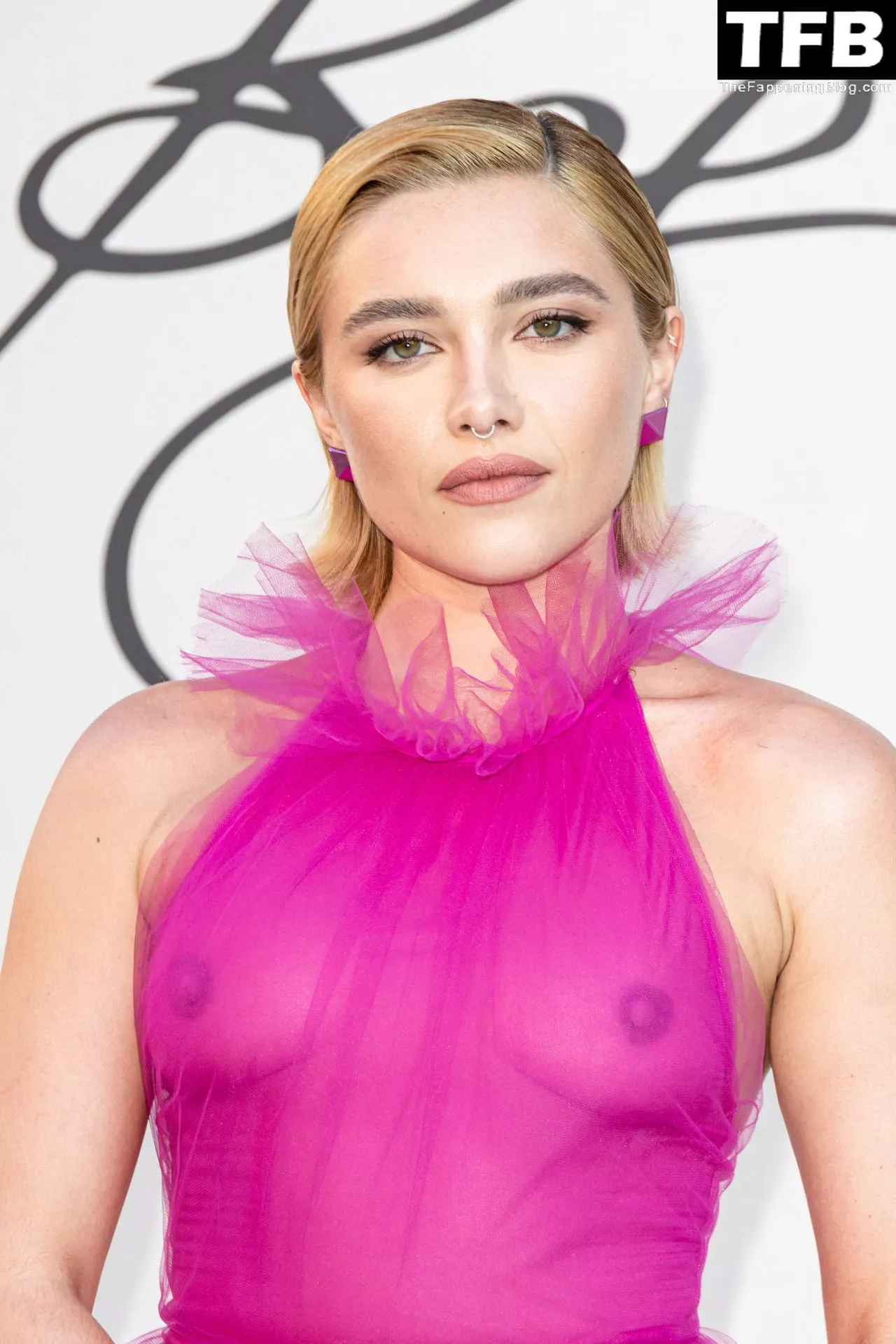 Florence Pugh's thick body and sexy little tits are perfect